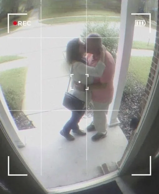 Πλησίαζαν τα τεσσαρακοστά γενέθλια του άντρα μου και ήθελα να του κάνω μια μεγάλη έκπληξη: ένα πάρτι. Για να το καταφέρω, του είπα πως θα ταξίδευα εκείνη την ημέρα και συμφωνήσαμε να γιορτάσουμε αργότερα. Το προηγούμενο βράδυ, προσποιήθηκα ότι ετοίμαζα βαλίτσα και πήγα δήθεν στο αεροδρόμιο, ενώ στην πραγματικότητα διανυκτέρευσα στο σπίτι της φίλης μου, της Κάρεν. «Είσαι σίγουρη ότι αυτό θα πετύχει;» με ρώτησε η Κάρεν, ανασηκώνοντας το φρύδι της καθώς με έβλεπε να τακτοποιώ τα ρούχα. «Απόλυτα», απάντησα με σιγουριά. «Ο Τομ πιστεύει ότι πάω να επισκεφτώ την αδερφή μου». Η Κάρεν ξέσπασε σε γέλια. «Είσαι πανέξυπνη, Μαρία!» Το επόμενο πρωί σηκώθηκα νωρίς για να βεβαιωθώ ότι όλα ήταν στην εντέλεια. Ο Τομ συνήθως γύριζε από τη δουλειά γύρω στις έξι, οπότε κάλεσα τους φίλους και τους συγγενείς του για τις πέντε, ώστε να έχουμε χρόνο να ετοιμάσουμε τη διακόσμηση. Στις 4:45 μ.μ. άρχισαν να φτάνουν οι καλεσμένοι. Πρώτος εμφανίστηκε ο Τζιμ, ο αδερφός του Τομ. «Γεια σου, Μαρία! Θες βοήθεια;» ρώτησε, κρατώντας ένα κουτί γεμάτο διακοσμητικά. «Φυσικά! Μπορείς να κρεμάσεις αυτές τις γιρλάντες;» του είπα, δίνοντάς του ένα πακέτο με μπλε και χρυσές κορδέλες. Λίγο αργότερα ήρθαν ο Ντέιβ, ο καλύτερος φίλος του Τομ, και η γυναίκα του, η Λίζα. «Μαρία, είναι υπέροχο! Έχεις κάνει φοβερή δουλειά!» φώναξε η Λίζα, θαυμάζοντας τον χώρο. «Ευχαριστώ, Λίζα! Αν μπορείς, βοήθησέ με με τα μπαλόνια!» Όλοι μπήκαν στο κλίμα με ενθουσιασμό. Μέχρι τις 5:30 μ.μ., το σαλόνι είχε μεταμορφωθεί: μπλε και χρυσές γιρλάντες, μπαλόνια παντού και ένα μεγάλο πανό στον τοίχο που έγραφε «Χρόνια πολλά για τα 40ά γενέθλιά σου, Τομ!» Στις 5:45 μ.μ. συγκέντρωσα όλους στην κουζίνα. «Εντάξει, παιδιά, ο Τομ θα φτάσει από στιγμή σε στιγμή. Σβήνουμε τα φώτα και κρυβόμαστε!» είπα γεμάτη ενθουσιασμό. Οι καλεσμένοι σκορπίστηκαν πίσω από πάγκους και έπιπλα. Η καρδιά μου χτυπούσε σαν τρελή. Άκουσα το κλειδί να γυρίζει στην πόρτα, και μετά… μια γυναικεία φωνή. «Νομίζεις ότι θα της αρέσει;» Η καρδιά μου πάγωσε. Ποια ήταν αυτή η γυναίκα; Για μια στιγμή, νόμιζα ότι ο Τομ με απατούσε. Το φως άναψε, και μπροστά μας στεκόταν ένα νεαρό ζευγάρι, εμφανώς ξαφνιασμένο. Η γυναίκα κρατούσε βαλίτσα, κι ο άντρας κλειδιά. «Ποιος είσαι;» ρώτησα, προχωρώντας προς το μέρος τους. Η γυναίκα με κοίταξε έκπληκτη. «Ποια είμαι εγώ; Και εσύ ποια είσαι;» Ο Τζιμ βγήκε από την κρυψώνα του. «Εμείς είμαστε εδώ για ένα πάρτι έκπληξη. Εσείς ποιοι είστε;» Ο άντρας έδειχνε αμήχανος. «Εε… νοικιάσαμε αυτό το σπίτι μέσω Airbnb. Θα μέναμε λίγες μέρες.» Ένιωσα το αίμα να παγώνει. «Airbnb; Αυτό είναι το σπίτι μας!» Ο Ντέιβ ξύστηκε στο κεφάλι. «Μήπως ο Τομ το ανέβασε στο Airbnb, μιας και του είπες ότι θα έφευγες;» Η γυναίκα μας κοίταξε γεμάτη ενοχή. «Θεέ μου, δεν είχαμε ιδέα. Συγγνώμη, φεύγουμε αμέσως.» «Όχι, όχι, δεν πειράζει», είπα, προσπαθώντας να μείνω ψύχραιμη. «Θα το κανονίσουμε.» Καθίσαμε όλοι στο σαλόνι, που τώρα φαινόταν παράταιρα στολισμένο. Το ζευγάρι συστήθηκε: ο Τζέικ και η Έμιλι. «Συγγνώμη για την παρεξήγηση», είπε ο Τζέικ. «Νομίζαμε ότι το σπίτι ήταν άδειο.» Χαμογέλασα αμήχανα. «Δεν είναι δικό σας λάθος. Κάποιος άλλος έκανε την ανοησία.» Πήρα τηλέφωνο τον Τομ. Απάντησε γελαστός. «Γεια σου, αγάπη μου! Δεν έφυγες ακόμα;» «Τομ,» είπα ήρεμα, «έβαλες το σπίτι μας στο Airbnb;» Ακολούθησε παύση. «Εε… ναι. Αφού θα έλειπες, σκέφτηκα να βγάλουμε λίγα επιπλέον χρήματα.» Έκλεισα τα μάτια. «Τομ, δεν έφυγα. Ετοίμαζα πάρτι έκπληξη. Και τώρα, έχουμε καλεσμένους... συν ένα ζευγάρι που νομίζει ότι νοίκιασε το σπίτι μας!» Η φωνή του χαμήλωσε. «Ωχ… Μαρία, συγγνώμη. Δεν το σκέφτηκα.» Ο Τζέικ και η Έμιλι καθόντουσαν σιωπηλοί στον καναπέ. «Τι κάνουμε τώρα;» ρώτησα. «Έρχομαι αμέσως», είπε εκείνος. «Θα το λύσουμε.» Όταν έφτασε, φαινόταν συντετριμμένος. «Συγγνώμη, ήθελα απλώς να εξοικονομήσω λίγα χρήματα για τις διακοπές μας», είπε. Η Σούζαν γέλασε. «Λοιπόν, τουλάχιστον η έκπληξη πέτυχε — απλώς όχι όπως την περίμενες!» Τελικά, όλοι γελάσαμε, το ζευγάρι έμεινε στο πάρτι, και η βραδιά εξελίχθηκε απρόσμενα όμορφα. Ακόμα κι αν τίποτα δεν πήγε όπως το είχα σχεδιάσει, ο Τομ σίγουρα δεν θα ξεχάσει ποτέ τα σαράντα του.