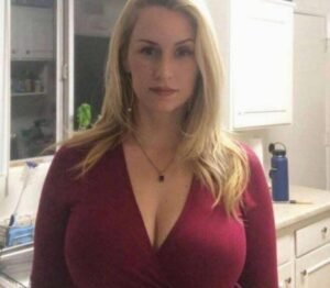 Αυτό που ξεκίνησε ως ένα αθώο μάθημα ακεραιότητας εξελίχθηκε σε ένα πραγματικό θέαμα — ένα θέαμα που όχι μόνο τράβηξε την προσοχή της αστυνομίας, αλλά είχε και συνέπειες που δεν θα μπορούσα ποτέ να φανταστώ. Ποτέ δεν πίστευα ότι, ως ερασιτέχνιδα ηθοποιός, θα κατέληγα να… εκπαιδεύω τους περίεργους γείτονές μου. Αλλά η ζωή είναι γεμάτη εκπλήξεις. Όλα άρχισαν όταν η Έβα και ο Λάχος μετακόμισαν στη γειτονιά. Με την πρώτη ματιά φάνηκαν ευγενικοί, αλλά υπήρχε κάτι παράξενο πάνω τους. «Καλώς ήρθες στη γειτονιά!» της είπα χαμογελώντας και της έδωσα ένα καλάθι με ντομάτες από τον κήπο μου. «Με λένε Έμμα.» Η Έβα κοίταξε γύρω απότομα, εμφανώς άβολα. «Ευχαριστώ! Πιστεύουμε ότι η ασφάλεια είναι πολύ σημαντική. Με καταλαβαίνεις, έτσι;» Όχι, δεν καταλάβαινα. Αλλά έγνεψα ευγενικά. Τότε δεν είχα ιδέα πού θα οδηγούσε αυτή η κουβέντα. Η Σοκαριστική Ανακάλυψη στον Κήπο μου Μια εβδομάδα αργότερα, γυρίζοντας από επίσκεψη στη μητέρα μου, έκανα μια τρομακτική ανακάλυψη. Ήταν ένα ζεστό, ηλιόλουστο απόγευμα και ξάπλωνα στον κήπο με το μπικίνι μου, ποτίζοντας τις ντομάτες. Τότε είδα κάτι μαύρο κάτω από την υδρορροή του γείτονα. «Αυτή… είναι κάμερα ασφαλείας;» μουρμούρισα, μισόκλεινοντας τα μάτια. Μόλις συνειδητοποίησα ότι βιντεοσκοπούσαν κατευθείαν τον κήπο μου, μου κόπηκε η ανάσα. Χωρίς δεύτερη σκέψη —ακόμη φορώντας το μπικίνι— πήγα κατευθείαν στην πόρτα τους και χτύπησα δυνατά. Ο Λάγιος άνοιξε την πόρτα, φανερά ξαφνιασμένος. «Γιατί η κάμερά σας κοιτάει τον κήπο μου;» ρώτησα χωρίς περιστροφές. Σήκωσε τους ώμους. «Για λόγους ασφαλείας. Θέλουμε να είμαστε σίγουροι πως κανείς δεν θα πηδήξει τον φράχτη.» «Αυτό είναι παράλογο!» ξέσπασα. «Είναι παραβίαση της ιδιωτικότητάς μου!» Η Έβα εμφανίστηκε πίσω του, με σταυρωμένα τα χέρια. «Έχουμε το δικαίωμα να προστατεύουμε την περιουσία μας», είπε ψυχρά. Και η δική μου ιδιωτικότητα; σκέφτηκα. Προσπάθησα να τους εξηγήσω πόσο παρεμβατικό ήταν αυτό που έκαναν, αλλά δεν είχαν καμία διάθεση να ακούσουν. Θα μπορούσα να τους είχα μηνύσει, φυσικά… αλλά η διαδικασία θα κρατούσε μήνες και θα στοίχιζε μια περιουσία. Έτσι κατέληξα σε μια πολύ καλύτερη λύση. Η Ευφυής Εκδίκηση Πήρα τηλέφωνο τους φίλους μου. «Λούκα, χρειάζομαι βοήθεια. Πόσο αγαπάς το θέατρο;» Ο Λούκα γέλασε. «Τώρα με έκανες περίεργο! Πες μου το σχέδιο.» Κι έτσι ξεκίνησαν όλα. Μαζί μας ήταν ο Πέτι, ειδικός στα ειδικά εφέ, και ο Νόρι, λάτρης του θεατρικού μακιγιάζ και των κοστουμιών. «Μήπως το παρακάνουμε;» ρώτησα στην τελευταία πρόβα. Ο Λούκα ακούμπησε το χέρι στον ώμο μου. «Έμμα, σε κατασκοπεύουν εδώ και εβδομάδες. Το αξίζουν.» Ο Πέτι συμφώνησε. «Και πότε ήταν η τελευταία φορά που κάναμε κάτι τόσο τρελό;» Ο Νόρι χαμογέλασε πονηρά. «Τα κοστούμια είναι έτοιμα. Πίσω δεν έχει.» Γέλασα — και όλες οι αμφιβολίες μου εξαφανίστηκαν. «Εντάξει. Πάμε.» Η Παράσταση Αρχίζει Το Σάββατο το απόγευμα μαζευτήκαμε στον κήπο μου… ντυμένοι με τις πιο τρελές στολές. Φορούσα μία φωσφοριζέ περούκα, μια τούλινη φούστα και στολή κατάδυσης. «Έτοιμοι για τη μεγάλη παράσταση;» ρώτησα. Ο Λούκα, με μάσκα εξωγήινου, φώναξε: «Θα τους δώσουμε κάτι να θυμούνται!» Αρχίσαμε σαν ένα απλό πάρτι. Χορεύαμε, μιλούσαμε, γελούσαμε. «Πώς είναι η μαμά σου, Έμμα;» φώναξε η Πέτι, ντυμένη πειρατής. «Καλά! Ακόμα προσπαθεί να με στήσει με τον γιο μιας φίλης της!» γέλασα. Ο Νόρι γέλασε. «Τυπική μαμά! Ξέρει ότι σε παρακολουθούν;» «Αν ήξερε, θα είχε ήδη πάει σπίτι των γειτόνων να τους μαλώσει.» Ο Λούκα γέλασε. «Θα ήθελα να το δω αυτό.» Μέχρι τότε όλα έμοιαζαν φυσιολογικά. Αλλά μετά… ξεκίνησε το θέατρο. «Ωχ, όχι!» φώναξα δείχνοντας τον Λούκα. «Τον δολοφόνησαν!» Ο Πέτι ανέμισε ένα πλαστικό μαχαίρι με κέτσαπ. «Του άξιζε!» Ο Λούκα κατέρρευσε θεαματικά μέσα στα “αίματα”. Αρχίσαμε να ουρλιάζουμε και να τρέχουμε σαν σε ταινία τρόμου. «Να καλέσουμε την αστυνομία;» φώναξε η Νόρι. «Όχι! Πρέπει να κρύψουμε το πτώμα!» απάντησα. Και τότε… Οι κουρτίνες του σπιτιού των γειτόνων κινήθηκαν. «Μας είδαν», ψιθύρισα. Λίγο μετά, ακούστηκε πόρτα αυτοκινήτου που έκλεινε απότομα. Σταματήσαμε. Και τότε… Σειρήνες. «Εντάξει. Τώρα είναι αληθινό», είπα. «Όλοι μέσα!» Τρέξαμε, καθαριστήκαμε, αλλάξαμε ρούχα και καθίσαμε γύρω από μια τσαγιέρα. Όταν η αστυνομία χτύπησε, ήμασταν ήρεμοι σαν να μην είχε συμβεί τίποτα. «Υπάρχει κάποιο πρόβλημα;» ρώτησα αθώα. «Λάβαμε αναφορά για φόνο», είπε ο αστυνομικός. «Ω, απλώς κάναμε θεατράκι!» είπα χαμογελώντας. «Ίσως… λίγο υπερβολικά πειστικό.» Ο αστυνομικός σήκωσε το φρύδι. «Αλλά… πώς το είδε ο γείτονας; Ο φράχτης είναι ψηλός.» Αναστέναξα. «Έχουν κάμερα στραμμένη κατευθείαν στον κήπο μου.» Οι αστυνομικοί κοιτάχτηκαν μεταξύ τους. Μια ώρα αργότερα, οι γείτονες πλήρωναν πρόστιμο και…