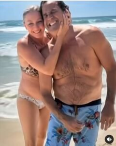 Στα πενήντα οκτώ μου πίστευα πως η αγάπη μού είχε πια ξεφύγει… μέχρι που γνώρισα τον Όλιβερ.
Και ακριβώς τη στιγμή που η ευτυχία μας άρχιζε να ανθίζει, η πρώην σύζυγός του επέστρεψε — αποφασισμένη να γκρεμίσει όσα είχαμε αρχίσει να χτίζουμε.
Από τότε ξεκίνησε ο πραγματικός αγώνας: να κρατήσουμε την ηρεμία και να βρούμε τη δύναμη να ξεπεράσουμε τις σκιές του παρελθόντος.
Μπορεί άραγε η αγάπη να νικήσει τα πάντα;
«Ένα ακόμη γαλήνιο πρωινό», ψιθύρισα στον εαυτό μου, κοιτώντας τον ωκεανό από το παράθυρο.
Τα κύματα χάιδευαν απαλά την ακτή και το αεράκι έφερνε το γνώριμο αλμυρό άρωμα της θάλασσας.
Είχε περάσει καιρός από το διαζύγιό μου, κι η μοναξιά είχε γίνει κομμάτι της καθημερινότητάς μου.
«Δεν χρειάζομαι κανέναν», συνήθιζα να λέω, καθώς τα δάχτυλά μου χτυπούσαν με σταθερό ρυθμό το πληκτρολόγιο.
Το γράψιμο μού είχε σταθεί σωτήρια διέξοδος. Τα μυθιστορήματά μου πήγαιναν καλά, και το ήσυχο σπίτι μου είχε γίνει καταφύγιο — διακοπτόμενο μόνο από τις μακρινές φωνές των γλάρων και το απαλό μουρμούρισμα της θάλασσας.
Κι όμως, κάποιες φορές… κοίταζα το κενό, αναρωτώμενη:
Είναι αυτό πραγματικά αρκετό;
Τότε εμφανίστηκε ο Όλιβερ — και κατάλαβα ότι ίσως δεν ήταν.
Τον είδα για πρώτη φορά ένα πρωί, την ώρα που έπινα καφέ στη βεράντα.
Ένας ψηλός, γοητευτικός άντρας — μάλλον λίγο νεότερος από μένα — περπατούσε μπροστά από το σπίτι, κρατώντας το λουρί ενός γκόλντεν ριτρίβερ.
Μου χαμογέλασε ζεστά και έγειρε ελαφρά το κεφάλι.
«Καλημέρα.»
«Καλημέρα», κατάφερα να πω, νιώθοντας μια απροσδόκητη ζέστη να ανεβαίνει στο πρόσωπό μου.
Από εκείνη τη μέρα άρχισα να τον παρατηρώ καθημερινά: να περπατά στην παραλία, να παίζει με τον σκύλο του ή να στέκεται σιωπηλός, κοιτώντας τον ορίζοντα.
Και κάθε φορά η καρδιά μου χτυπούσε λίγο πιο γρήγορα.
«Γιατί είμαι τόσο νευρική;» σκεφτόμουν γελώντας μόνη μου. «Είναι απλώς ένας γείτονας. Ψυχραιμία.»
Μα δεν μπορούσα.
Τα συναισθήματά μου μεγάλωναν — αργά αλλά σταθερά, και αναπόφευκτα.
Κι όμως δίσταζα.
Ήμουν άραγε έτοιμη να ανοίξω ξανά την καρδιά μου;
Μια μέρα, καθώς φρόντιζα τα τριαντάφυλλά μου, άκουσα έναν δυνατό θόρυβο. Γύρισα απότομα και είδα μια χρυσή θολούρα να τρέχει μέσα στον κήπο.
«Τσάρλι! Πίσω εδώ!» φώναξε ο Όλιβερ, φτάνοντας λαχανιασμένος λίγα δευτερόλεπτα αργότερα.
«Συγγνώμη, ξέφυγε.»
Χάιδεψα τον σκύλο και γέλασα.
«Μην ανησυχείς. Είναι αξιολάτρευτος.»
«Είναι μικρός απατεώνας… αλλά τον λατρεύω.»
«Σου αρέσει το διάβασμα;» τόλμησα να ρωτήσω.
Ο Όλιβερ γέλασε.
«Είμαι συγγραφέας. Κάπως… αναγκαστικό.»
«Τι σύμπτωση! Γράφω κι εγώ.»
Και έτσι ξεκίνησε μια απίστευτα φυσική, ζεστή συζήτηση: για βιβλία, ιστορίες, ιδέες…
Μέχρι που, παίρνοντας θάρρος, είπα:
«Ξέρω ότι δεν είναι κάτι που κάνω συχνά, αλλά… θα ήθελες να δειπνήσουμε μαζί κάποια στιγμή;»
Ο Όλιβερ ανασήκωσε το φρύδι, έκπληκτος αλλά χαμογελαστός.
«Θα χαρώ πολύ.»
Κι έτσι, βρεθήκαμε στο πρώτο μας ραντεβού.
Ήταν υπέροχο. Γέλια, εξομολογήσεις, κοινή ενέργεια.
Πίστεψα πως είχα ξαναβρεί κάτι που έλειπε για χρόνια.
Μέχρι που εμφανίστηκε.
Μια γυναίκα με αυστηρό βλέμμα, που πλησίασε το τραπέζι με απότομο, αποφασιστικό βήμα.
«Πρέπει να μιλήσουμε. Τώρα.» Η φωνή της ήταν κοφτή, και εμένα με αγνόησε εντελώς.
«Συγγνώμη, είμαστε στη μέση ενός—»
«Όχι τώρα», με διέκοψε ψυχρά.
Ο Όλιβερ σηκώθηκε αμήχανα.
«Λυπάμαι, Χέιλι. Πρέπει να πάω.»
Τον παρακολούθησα να φεύγει πίσω της σαν να μην υπήρχα.
Η άδεια καρέκλα απέναντί μου ήταν ο καθρέφτης αυτού που ένιωθα μέσα μου.
Πέρασαν δύο μέρες. Ο Όλιβερ δεν τηλεφώνησε.
Η σιωπή ήταν πιο βαριά απ’ ό,τι θα ήθελα να παραδεχτώ.
Πληγωμένη. Μπερδεμένη. Κι, ναι… ντροπιασμένη.
Μήπως είχα κάνει λάθος που άνοιξα την καρδιά μου;
Ποια ήταν αυτή η γυναίκα; Και γιατί έφυγε μαζί της χωρίς να εξηγήσει τίποτα;
Ήμουν έτοιμη να κλείσω το λάπτοπ όταν άκουσα χτύπο στην πόρτα.
Άνοιξα — και ήταν εκεί. Με λουλούδια στο χέρι.
«Λυπάμαι, Χέιλι», είπε με ειλικρίνεια. «Η γυναίκα εκείνη… είναι η πρώην σύζυγός μου, η Ρεβέκκα. Εμφανίζεται ξανά και ξανά, προσπαθώντας να διαλύσει κάθε νέα μου σχέση.»
Προσπάθησα να συγκρατηθώ.
«Γιατί δεν μου το είπες τότε;»
«Πάγωσα. Έκανα λάθος.»
Μου έδωσε τα λουλούδια.
«Θέλω να το διορθώσω. Έχω μια παρουσίαση βιβλίου αυτή την εβδομάδα. Θα ήθελες να έρθεις μαζί μου; Ήσυχα, απλά… μόνο εσύ κι εγώ.»
Δίστασα — αλλά τελικά συμφώνησα.
Η βραδιά ξεκίνησε όμορφα. Η παρουσίαση του Όλιβερ ήταν εντυπωσιακή. Για λίγο ξέχασα όλα τα υπόλοιπα.
Μέχρι που εμφανίστηκε.
Η Ρεβέκκα.
Μπήκε με ορμή, με βλέμμα καρφωμένο πάνω του.
«Πίστευες στ’ αλήθεια ότι θα ξεμπέρδευες μαζί μου;» φώναξε.
Το δωμάτιο πάγωσε.
«Ρεβέκκα, όχι εδώ…»
«Πώς τολμάς;» συνέχισε ουρλιάζοντας. «Είσαι ψεύτης! Και εσύ…» γύρισε προς εμένα με οργή. «Είσαι απλώς ένα ακόμη λάθος του.»
Πριν προλάβω να αντιδράσω, μού πέταξε ένα ποτήρι κρασί.
Κρύο. Κολλώδες. Ταπεινωτικό.
Η ασφάλεια την απομάκρυνε, αλλά το κακό είχε γίνει.
Κοίταξα τον εαυτό μου — μουσκεμένη, εξευτελισμένη — και τον Όλιβερ, που στεκόταν σιωπηλός.
«Τι συμβαίνει πραγματικά, Όλιβερ; Γιατί δεν μου είπες τίποτα;»
Έσκυψε το κεφάλι.
«Δεν σου έχω πει όλη την αλήθεια. Χωρίσαμε πρόσφατα με τη Ρεβέκκα, αλλά… υπήρξε κάτι ακόμη στο ενδιάμεσο. Έκανα λάθη. Κι εκείνη επιστρέφει συνεχώς, παίζοντας με τις ενοχές μου… με χειραγωγεί.»