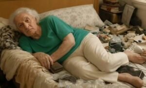 Για τρία χρόνια δούλευα στο εξωτερικό, στέλνοντας χρήματα στη μικρότερη αδερφή μου για να φροντίζει τη μητέρα μας. Ήμουν σίγουρη ότι όλα ήταν υπό έλεγχο… μέχρι που γύρισα και ανακάλυψα σε τι συνθήκες ζούσε πραγματικά η μαμά 😢😢. Πέρασα τρία ολόκληρα χρόνια μακριά από το σπίτι. Το να αφήσω την πόλη μας και να αποχωριστώ τη μαμά ήταν από τις πιο δύσκολες αποφάσεις της ζωής μου. Δεν ήταν πια νέα, είχε προβλήματα υγείας και χρειαζόταν συνεχή φροντίδα. Η αδερφή μου πάντα με διαβεβαίωνε ότι θα ήταν δίπλα της, ότι θα την πρόσεχε όπως πρέπει. Είχαμε κάνει μια ξεκάθαρη συμφωνία: εγώ θα έστελνα κάθε μήνα αρκετά χρήματα για φαγητό, φάρμακα και λογαριασμούς, κι εκείνη θα αναλάμβανε τη μαμά και το σπίτι. Και έτσι πέρασαν τρία χρόνια. Δούλευα από το πρωί ως το βράδυ, μάζευα κάθε δεκάρα και την έστελνα στο σπίτι, πιστεύοντας ότι η μητέρα μου ζούσε άνετα και με αξιοπρέπεια. Το καλοκαίρι εκείνο αποφάσισα να τους κάνω έκπληξη. Χωρίς να ενημερώσω ούτε τη μαμά ούτε την αδερφή μου, αγόρασα εισιτήριο και γύρισα στην πόλη μας. Με το παλιό κλειδί στο χέρι, άνοιξα την πόρτα του διαμερίσματος… και μια έντονη, βαριά μυρωδιά με χτύπησε αμέσως. Κι όμως, τα χειρότερα με περίμεναν στο δωμάτιο της μητέρας μου. Ήταν ξαπλωμένη στο κρεβάτι, τυλιγμένη με κουρέλια. Φορούσε ένα ξεθωριασμένο πράσινο μπλουζάκι που κάποτε της ταίριαζε τέλεια, αλλά τώρα κρεμόταν πάνω της σαν σακί. Το πρόσωπό της ήταν καταπονημένο, τα μαλλιά της κατάλευκα, το δέρμα της ρυτιδιασμένο, σαν να είχε γεράσει δέκα χρόνια μέσα σε μία μόνο μέρα. Γύρω της επικρατούσε χάος: τσάντες, βρόμικα ρούχα, άδεια κουτιά φαρμάκων, χαρτιά, σκουπίδια. Ο αέρας ήταν αποπνικτικός, γεμάτος μούχλα, φάρμακα και βρωμιά. «Μαμά…» έτρεξα κοντά της. «Τι συνέβη; Γιατί είσαι σε αυτή την κατάσταση; Σου έστελνα χρήματα!» Με κοίταξε κουρασμένα και είπε με αδύναμη φωνή: «Κόρη μου… σε περίμενα τόσο καιρό… αλλά όλο αυτό τον καιρό είμαι μόνη μου. Η αδερφή σου σχεδόν δεν ερχόταν ποτέ. Και τα χρήματα που έστελνες… δεν τα είδα ποτέ.» Επιβίωνε μόνο με τη σύνταξή της: αγόραζε φάρμακα, λίγο φαγητό… και έκανε ό,τι μπορούσε. Ένιωσα τον κόσμο να γκρεμίζεται. Για τρία χρόνια δούλευα μέχρι εξάντλησης, ενώ η αδερφή μου κρατούσε όλα τα χρήματα για τον εαυτό της. Δεν φρόντιζε τη μαμά, δεν πλήρωνε τίποτα, δεν αγόραζε τίποτα — και η μαμά σιωπούσε για να μην με στενοχωρήσει. Το σπίτι μιλούσε από μόνο του: η μητέρα μου ζούσε μέσα στη φτώχεια, στερημένη από τα απαραίτητα, με ρούχα δεκαετιών, χωρίς βοήθεια, χωρίς συντροφιά. Την αγκάλιασα και της ψιθύρισα: «Τελείωσε, μαμά. Δεν θα είσαι ποτέ ξανά μόνη.» Την ίδια μέρα πήρα μια απόφαση: η αδερφή μου έπρεπε να λογοδοτήσει για όσα έκανε. Για τρία χρόνια ζούσε εις βάρος μου, αγοράζοντας καινούργια ρούχα, τρώγοντας σε εστιατόρια, προβάλλοντας μια “τέλεια” ζωή στα κοινωνικά δίκτυα, ενώ η μητέρα μας υπέφερε στη μοναξιά 😢😢. Έτσι έκανα το εξής: πούλησα το σπίτι που ήταν στο όνομά μου και το αυτοκίνητό μου. Πάγωσα όλους τους λογαριασμούς όπου κατέληγαν τα χρήματα και ανέκτησα πλήρη έλεγχο. Η αδερφή μου έμεινε χωρίς ούτε ένα ευρώ. Όταν το έμαθε, με πήρε τηλέφωνο έξαλλη, ουρλιάζοντας: «Τι έκανες;! Πώς μπόρεσες να με αφήσεις χωρίς τίποτα;! Δεν είχες κανένα δικαίωμα!» Της απάντησα παγωμένα: «Σκάσε. Αν πεις άλλη μια λέξη, θα πάω στην αστυνομία και θα πω τα πάντα. Όλα όσα έκανες στη μαμά… και σε μένα.» Ακολούθησε σιωπή. Ήξερα ότι φοβόταν. Η αδερφή μου έμεινε χωρίς τίποτα. Και, για να είμαι ειλικρινής… δεν το μετανιώνω ούτε για μια στιγμή.