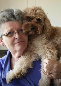 Ο Ήθαν Χαφ ήταν ένα αγόρι δεκατριών ετών που μεγάλωσε μέσα σε μια ταπεινή οικογένεια. Παρόλο που οι γονείς του φρόντιζαν πάντα να μην του λείψει το φαγητό, ζούσαν από μισθό σε μισθό. Ο οικογενειακός προγραμματισμός ήταν για εκείνους κάτι πολύ σοβαρό· δεν είχαν τη δυνατότητα να θρέψουν άλλο ένα παιδί. Ο Ήθαν δεν γνώριζε άλλη πραγματικότητα, όμως ονειρευόταν ότι μια μέρα όλα θα άλλαζαν. Έμεναν σε ένα μικρό μπανγκαλόου με τρία υπνοδωμάτια, το οποίο είχαν πρόσφατα υποθηκεύσει για να πάρουν δάνειο. Τα χρήματα αυτά προορίζονταν για τη θεραπεία της μητέρας του, που είχε νοσήσει από COVID-19 στις αρχές της πανδημίας. Η ανάρρωσή της ήταν μακρά και δαπανηρή, αλλά τελικά, προς μεγάλη ανακούφιση της οικογένειας, κατάφερε να γίνει καλά. Όταν επέστρεψε από το νοσοκομείο, ο πατέρας του, ο Τζον, διοργάνωσε ένα μικρό πάρτι για να την καλωσορίσει επιτέλους στο σπίτι. Η χαρά, όμως, κράτησε λίγο. Την επόμενη κιόλας μέρα έφτασε μια επιστολή από την τράπεζα: απαιτούσαν άμεση αποπληρωμή του δανείου, αλλιώς θα έχαναν το σπίτι. Ο Τζον προσπάθησε να συγκεντρώσει τα χρήματα, αλλά οι δυνατότητές του ήταν περιορισμένες. Το μόνο που κατάφερε ήταν να ζητήσει μια μικρή παράταση. Πήρε μερικούς μήνες διορία —και τίποτα παραπάνω. Οι γονείς του προσπαθούσαν να κρατήσουν τον Ήθαν μακριά από τις οικονομικές σκοτούρες, όμως εκείνος δεν ήταν αφελής. Ήταν έξυπνο παιδί και, παρότι δεν μιλούσε γι’ αυτό, καταλάβαινε καλά τι συνέβαινε. Κάθε μέρα προσευχόταν για να βελτιωθεί η κατάσταση. Εκτός από έξυπνος, ο Ήθαν ήταν και γλυκός, μα πολύ μοναχικός. Οι γονείς του απέφευγαν να τον αφήνουν να βγαίνει συχνά έξω, φοβούμενοι πως τα άλλα παιδιά θα τον κορόιδευαν για την οικονομική τους κατάσταση. «Τα παιδιά μπορούν να γίνουν σκληρά», έλεγαν μεταξύ τους —αν και βαθιά μέσα τους ένιωθαν ντροπή. Έτσι, ο Ήθαν δεν είχε φίλους, δεν έκανε αθλήματα και ήταν πάντα ο πρώτος που έφευγε από το σχολείο. Οι συμμαθητές του τον θεωρούσαν παράξενο και τον απέφευγαν. Κανείς τους όμως δεν ήξερε πως απλώς ακολουθούσε τις οδηγίες των γονιών του. «Πρέπει να σπουδάσεις σκληρά για να πλουτίσεις και να μας βοηθήσεις», του έλεγε η μητέρα του. «Ο γιος μου θα μας εξασφαλίσει ένα ήρεμο γήρας», πρόσθετε ο πατέρας του. Η προσδοκία αυτή ήταν άδικη, αλλά οι γονείς του δεν το έβλεπαν έτσι. Πίστευαν ότι είχαν κάθε δικαίωμα να επενδύσουν τις ελπίδες τους πάνω του. Ήταν βέβαιοι ότι μια μέρα ο Ήθαν θα άλλαζε τη ζωή τους… και αν ήξεραν πόσο δίκιο είχαν… Κατά τη διάρκεια των καλοκαιρινών διακοπών, ο Ήθαν άρχισε να παρατηρεί πως ο σκύλος της γειτόνισσας δεν σταματούσε να γαβγίζει. Το σπίτι ανήκε στην κυρία Κάρλα, μια ηλικιωμένη γυναίκα που ζούσε μόνη και δεν είχε κοντινούς συγγενείς. Όπως και με τον Ήθαν, οι γείτονες την απέφευγαν, επειδή τους φαινόταν ψυχρή και απόμακρη. Η μόνη της συντροφιά ήταν ο μεγάλος σκύλος της, ο Ρόκι. Μετά από δύο μέρες ασταμάτητου γαβγίσματος, ο Ήθαν μίλησε στον πατέρα του. «Μπαμπά, έχεις παρατηρήσει ότι ο σκύλος της κυρίας Κάρλα δεν σταματά να γαβγίζει; Νομίζω ότι πρέπει να δούμε τι συμβαίνει.» «Ω, Ήθαν…» απάντησε ο Τζον. «Αυτή η εκκεντρική γριά μάλλον παίζει με τον ψωριασμένο σκύλο της. Μακάρι μόνο να σταματούσε να κάνει τόσο θόρυβο.» Ο Ήθαν δεν έμεινε ικανοποιημένος με την απάντηση, αλλά δεν επέμεινε. Όταν ο πατέρας του πήγε στο γκαράζ, αποφάσισε να βγει κρυφά και να ερευνήσει μόνος του. Καθώς πλησίαζε το σπίτι της, παρατήρησε ότι ο Ρόκι ήταν αναστατωμένος. Χτύπησε την πόρτα, αλλά κανείς δεν απάντησε —το γάβγισμα, όμως, δυνάμωσε. Πήγε γύρω από το σπίτι και κοίταξε από ένα παράθυρο· τότε είδε την ηλικιωμένη γυναίκα ακίνητη στον καναπέ, ενώ ο σκύλος έτρεχε απελπισμένα γύρω της. Ο Ήθαν κατάλαβε πως κάτι δεν πήγαινε καλά. Πήρε μια πέτρα, έσπασε το τζάμι και άνοιξε την πόρτα. Ο Ρόκι δεν απομακρυνόταν στιγμή από την αφεντικίνα του, επιβεβαιώνοντας πως η κατάσταση ήταν σοβαρή. «Βοήθησέ με… σε παρακαλώ», ψιθύρισε η γυναίκα. Φαινόταν εξαντλημένη, σαν να είχε μείνει μέρες χωρίς φαγητό. Δίπλα της υπήρχε μόνο ένα μπουκάλι νερό. Ο Ήθαν κάλεσε αμέσως τις υπηρεσίες έκτακτης ανάγκης και εξήγησε τι είχε συμβεί. Μέσα σε λίγα λεπτά έφτασε ασθενοφόρο. Καθώς οι διασώστες την μετέφεραν, εκείνη πρόλαβε να πει: «Ευχαριστώ, παιδί μου… Εδώ και είκοσι χρόνια, κανείς δεν νοιάστηκε για μένα —μόνο ο σκύλος μου…» Λίγες μέρες αργότερα, ο Ήθαν έμαθε πως η Κάρλα πέθανε στο νοσοκομείο. Ο γιατρός που την είχε αναλάβει πήγε ο ίδιος στο σπίτι της οικογένειας. «Ήταν τελευταία της επιθυμία», είπε. «Ήθελε να κληρονομήσεις το σπίτι της και το παλιό οικογενειακό της σπίτι, ως ένδειξη ευγνωμοσύνης για όσα έκανες.» Ο Ήθαν κατέρρευσε από τη θλίψη. Οι γονείς του, αντίθετα, ένιωσαν ανακούφιση. Τώρα θα είχαν κάπου να μείνουν, αφού η τράπεζα είχε ήδη πάρει το δικό τους σπίτι. Προσπάθησαν να συγκρατήσουν τη χαρά τους, μα ήξεραν πως αυτή η νέα ευκαιρία είχε πληρωθεί με βαριά τιμή: τη ζωή μιας μοναχικής γυναίκας. Και συνειδητοποίησαν πως δεν είναι μόνο τα χρήματα που σώζουν ζωές —η καλοσύνη μπορεί επίσης. Λίγες μέρες αργότερα, ενώ οι γονείς του ήταν απασχολημένοι με τη μετακόμιση, ο Ήθαν καθόταν στη βεράντα, ακόμη σοκαρισμένος. Εκείνη τη στιγμή, ή…