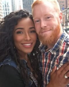 Όταν η Κάθι έγινε μια επιτυχημένη κομμώτρια, δεν φανταζόταν ποτέ πως ο σύντροφός της θα υποτιμούσε το επάγγελμά της.
Κι όμως, όταν της δόθηκε η ευκαιρία να του δώσει ένα μάθημα, την άρπαξε χωρίς δεύτερη σκέψη.
Η δική μου πορεία ξεκίνησε στα 16 μου, όταν η ζωή πήρε μια απροσδόκητη στροφή.
Ο πατέρας μου έφυγε για την Ευρώπη και μας εγκατέλειψε, ενώ η μητέρα μου πάλευε με μια σοβαρή ασθένεια.
Ως η μεγαλύτερη, ανέλαβα τις ευθύνες του σπιτιού και βρήκα δουλειά σε ένα κοντινό κομμωτήριο.
Ξεκίνησα από τα πιο απλά: λούσιμο, καθάρισμα, τα πάντα. Αλλά με επιμονή και δουλειά, άρχισα να ανεβαίνω.
Με τον καιρό εξέλιξα τις δεξιότητές μου, απέκτησα εμπειρία και χτίζοντας μια σταθερή φήμη, κατέληξα να εξυπηρετώ πελάτες υψηλού προφίλ.
Τότε γνώρισα τον Σταν, σε ένα μουσικό φεστιβάλ.
Ερχόταν από έναν εντελώς διαφορετικό κόσμο —φοιτητής στη Νομική Σχολή του Γέιλ— μα παρ’ όλα αυτά ταιριάξαμε αμέσως.
Παρά τις επιτυχίες μου, ο Σταν συχνά υποτιμούσε τις ικανότητες και τη δουλειά μου.
Η σχέση μας κατέληξε να είναι μια συνεχής προσπάθεια ισορροπίας ανάμεσα στο πάθος, τη δουλειά και τις διαφορές μας.
Όσο πιο κοντά ερχόμασταν, τόσο πιο εμφανής γινόταν η περιφρόνησή του.
Έκανε σχόλια για την εκπαίδευσή μου και την καριέρα μου, τα οποία αρχικά προσπαθούσα να αγνοώ.
Με τον καιρό, όμως, τα σχόλια έγιναν πιο συναισθηματικά φορτισμένα και συγκαταβατικά.
Σε κοινωνικές περιστάσεις απέφευγε να αναφέρει τη δουλειά μου, σαν να μην άξιζε να αναφερθεί στους φίλους του από τα Ivy League.
Η σχέση μας άρχισε να κουράζει.
Το δαχτυλίδι που μου είχε δώσει έγινε συμβολισμός του χάσματος ανάμεσά μας: της δικής του οικονομικής άνεσης, της μόρφωσής του και της απαξίωσης που έδειχνε στη δουλειά μου.
Άρχισα να αναρωτιέμαι αν για εκείνον ήμουν απλώς «η κομμώτρια».
Το οριστικό σημείο καμπής ήρθε σε ένα δείπνο με τους συναδέλφους του από το γραφείο.
Ήδη ένιωθα άβολα ανάμεσα στις ακαδημαϊκές τους συζητήσεις, αλλά δεν περίμενα αυτό που θα ακολουθούσε.
Όταν κάποιος με ρώτησε τη γνώμη μου για ένα τρέχον γεγονός, ο Σταν έσπευσε να με διακόψει:
«Μην τη ρωτάς καν. Είναι απλώς κομμώτρια. Αυτά δεν την αφορούν, έτσι αγάπη μου;»
Τα λόγια του με πλήγωσαν βαθιά. Ένιωσα ντροπή, οργή και απογοήτευση.
Εκείνο το βράδυ κατάλαβα πως το πρόβλημα δεν ήταν μόνο μια ατυχής στιγμή, αλλά ολόκληρη η στάση του απέναντί μου.
Την επόμενη μέρα, ενώ δούλευα, μου ήρθε μια ιδέα.
Αποφάσισα να του δείξω τι πραγματικά αντιπροσωπεύει η δουλειά μου.
Επικοινώνησα με κάποιες από τις πιο σημαντικές πελάτισσές μου —γυναίκες πετυχημένες και ισχυρές— και οργάνωσα ένα δείπνο για να τις γνωρίσει.
Όταν κάλεσα τον Σταν, το παρουσίασα απλά σαν μια χαλαρή βραδιά με φίλους.
Δεν είχε ιδέα.
Το ίδιο βράδυ βρέθηκε ανάμεσα σε επιχειρηματίες, καλλιτέχνιδες, influencers— γυναίκες που εκτιμούσαν και σέβονταν τη δουλειά μου.
Όσο η συζήτηση προχωρούσε, ο Σταν ένιωθε όλο και πιο άβολα.
Η ευφυΐα, η δημιουργικότητα και η επαγγελματικότητά μου ήταν προφανείς μέσα από τις μαρτυρίες τους.
Η κορύφωση ήρθε όταν μια γνωστή επιχειρηματίας με ευχαρίστησε δημόσια για τον επαγγελματισμό και την εμπιστοσύνη που της έδειχνα.
Ο Σταν ταράχτηκε περισσότερο όταν αναγνώρισε ανάμεσά τους την προϊσταμένη του, την κυρία Williams —μια από τις σταθερές πελάτισσές μου.
Ξαφνικά ήθελε να συστηθεί. Τώρα έβλεπε τη βραδιά σαν «ευκαιρία δικτύωσης».
Την κατάλληλη στιγμή, τον σύστησα στην παρέα με την ίδια ειρωνεία που είχε χρησιμοποιήσει κάποτε εκείνος για μένα.
Έγινε έξαλλος και με τράβηξε στην άκρη, κατηγορώντας με ότι τον ταπείνωσα.
Του εξήγησα ψύχραιμα ότι αυτό που αισθάνθηκε ήταν αυτό που ένιωθα εγώ για μήνες.
Δεν ήταν εκδίκηση— ήταν μάθημα ενσυναίσθησης.
Λίγες μέρες αργότερα, με κάλεσε για να ζητήσει συγγνώμη.
Αλλά η δική μου οπτική είχε ήδη αλλάξει.
Ήξερα πως δεν μπορούσα να συνεχίσω με κάποιον που με κοίταζε αφ’ υψηλού.
Μετά από πολλή σκέψη, του επέστρεψα το δαχτυλίδι αρραβώνων.
Ήμουν ανοιχτή στην ιδέα ενός νέου ξεκινήματος, όμως χρειαζόμουν χρόνο για να ξανασκεφτώ ποια ήμουν και τι άξιζα.