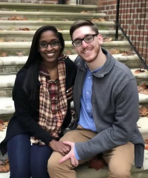 Ο κόσμος του Ήθαν γκρεμίστηκε τη στιγμή που δέχτηκε το τηλεφώνημα που διέκοψε το επαγγελματικό του ταξίδι: η σύζυγός του βρισκόταν στα επείγοντα. Η καρδιά του χτυπούσε μανιασμένα, πνιγμένη από άγχος. Τίποτα δεν τον είχε προετοιμάσει για αυτό που θα αντίκριζε: ένας άντρας καθόταν δίπλα στο κρεβάτι της Ιζαμπέλ. Κι όσα επρόκειτο να μάθει απειλούσαν να καταστρέψουν όλα όσα θεωρούσε δεδομένα για τον γάμο τους. Ποιος ήταν αυτός ο άντρας; Και τι μυστικά έκρυβε η γυναίκα του; Η ζωή τους έμοιαζε ιδανική. Οκτώ χρόνια παντρεμένοι, ένα όμορφο σπίτι και μια καθημερινότητα που ο Ήθαν πίστευε ότι ήταν γεμάτη αρμονία. Κάθε πρωί ξυπνούσε νωρίς για τη δουλειά, πεπεισμένος ότι η σκληρή του προσπάθεια ήταν ο πιο σωστός τρόπος να φροντίζει την οικογένεια. Η καθημερινότητά τους κυλούσε ήρεμα, κι εκείνος θεωρούσε πως η αφοσίωσή του αρκούσε για να τους κρατά ευτυχισμένους. Για τον Ήθαν, η Ιζαμπέλ δεν ήταν απλώς η γυναίκα του· ήταν η καλύτερή του φίλη. Γελούσαν μαζί, μοιράζονταν όνειρα και έκαναν σχέδια για το μέλλον. Προσπαθούσε πάντα να είναι καλός σύζυγος, να της δείχνει πως είναι αγαπημένη και προστατευμένη. Ένα απόγευμα, καθισμένος στη βεράντα καθώς ο ήλιος έδυε, ένιωσε ένα κύμα πληρότητας. «Έχουμε μια πραγματικά υπέροχη ζωή, έτσι δεν είναι;» της είπε, όταν εκείνη πλησίασε. Η Ιζαμπέλ χαμογέλασε και έγνεψε καταφατικά – όμως κάτι στα μάτια της τον μπέρδεψε. «Ναι, Ήθαν... είναι υπέροχο», απάντησε χαμηλόφωνα. Δεν έδωσε σημασία. Θεώρησε ότι ήταν απλώς κουρασμένη. Όπως όλα τα ζευγάρια, είχαν τις καλές και τις δύσκολες στιγμές τους, αλλά εκείνος πίστευε βαθιά πως μαζί μπορούσαν να ξεπεράσουν τα πάντα. Αποδείχθηκε πως έκανε λάθος. Βρισκόταν περίπου σαράντα μίλια έξω από την πόλη για δουλειά, όταν χτύπησε το τηλέφωνό του. Δεν αναγνώρισε τον αριθμό, αλλά ένιωσε την ανάγκη να απαντήσει. «Γεια σας;» «Μιλάω με τον Ήθαν;» ακούστηκε μια γυναικεία φωνή. «Ναι… ποια είστε;» «Είμαι η νοσοκόμα Κάρεν από το τοπικό νοσοκομείο. Η σύζυγός σας, η Ιζαμπέλ, βρίσκεται στα επείγοντα. Είναι αναίσθητη.» Ένιωσε την καρδιά του να παγώνει. «Τι συνέβη; Είναι καλά;» «Δεν γνωρίζουμε ακόμη όλες τις λεπτομέρειες. Πρέπει να έρθετε αμέσως.» «Έρχομαι τώρα.» Τα χέρια του έτρεμαν καθώς έκλεινε το τηλέφωνο. Η Ιζαμπέλ στο νοσοκομείο… αναίσθητη. Το μυαλό του πλημμύρισε ερωτήματα. Το πρωί ήταν μια χαρά. Τι είχε γίνει; Οδήγησε πίσω στην πόλη όσο πιο γρήγορα μπορούσε. Κάθε μίλι έμοιαζε ατελείωτο. Σκέψεις για ατύχημα, για σοβαρή ασθένεια, για κάθε πιθανή καταστροφή περνούσαν από το μυαλό του. «Σε παρακαλώ, Ιζαμπέλ… περίμενέ με», ψιθύρισε με δάκρυα στα μάτια. Τηλεφώνησε ξανά στο νοσοκομείο, αλλά το μόνο που του είπαν ήταν πως παρέμενε αναίσθητη και λάμβανε φροντίδα. Η αναμονή ήταν βασανιστική. Όταν έφτασε επιτέλους, μουρμούρισε μια προσευχή. Δεν μπορούσε να τη χάσει. Πλησίασε το γραφείο των νοσοκόμων λαχανιασμένος. «Πού είναι η γυναίκα μου; Η Ιζαμπέλ Γουίλιαμς. Μου είπαν ότι τη μεταφέρατε εδώ.» Η νοσοκόμα τον κοίταξε ξαφνιασμένη. «Περίεργο… Νόμιζα ότι την έφερε ο σύζυγός της. Είναι μαζί της τώρα.» «Εγώ είμαι ο σύζυγός της!» είπε, η φωνή του γεμάτη τρόμο. «Δωμάτιο 12», είπε, δείχνοντας τον διάδρομο. Ανέπνευσε βαριά και έτρεξε. Μόλις άνοιξε την πόρτα, ένιωσε τον κόσμο του να σωριάζεται. Ένας άντρας καθόταν δίπλα στο κρεβάτι της Ιζαμπέλ, κρατώντας της το χέρι. Σήκωσε το βλέμμα και τον κοίταξε. «Ποιος είσαι;» κατάφερε να πει ο Ήθαν, με τη φωνή του να τρέμει από θυμό και φόβο. «Λόγκαν», απάντησε εκείνος ήρεμα. «Είμαι ο εραστής της. Είμαστε μαζί εδώ και έναν χρόνο. Είχαμε ένα ατύχημα όσο έλειπες. Την έφερα εδώ και ζήτησα από τη νοσοκόμα να σε ειδοποιήσει.» Ο Ήθαν ένιωσε το αίμα του να βράζει. Πόνος, προδοσία, οργή· όλα μαζί. Ήθελε να φωνάξει, να χτυπήσει, να καταρρεύσει – αλλά κρατήθηκε. «Ο… εραστής της;» «Ναι. Αλλά εξακολουθεί να σε αγαπά. Ένιωθε μόνη… παραμελημένη. Πάντα στη δουλειά, πάντα μακριά.» Η καρδιά του ράγισε. Η Ιζαμπέλ τον είχε απατήσει – και είχε πληγωθεί βαθιά. Την κοίταξε στο κρεβάτι, χλωμή και ακίνητη, και ένας πόνος διαπέρασε ολόκληρη την ύπαρξή του. Ο Λόγκαν συνέχισε: «Την αγαπώ, Ήθαν. Αλλά σου μιλούσε συνέχεια. Για το πώς της λείπατε οι δυο σας. Για το πώς ένιωθε ότι απομακρυνόσουν και δεν ήξερε πώς να στο πει.» Ένα κύμα ενοχής τον κατέκλυσε. Δούλευε τόσο σκληρά, πιστεύοντας ότι έκανε το σωστό, και δεν είχε δει πως η γυναίκα του πονούσε δίπλα του. «Γιατί δεν μου το είπε;» ρώτησε με σπασμένη φωνή. «Ίσως φοβόταν. Ίσως νόμιζε ότι δεν θα καταλάβαινες. Δεν ξέρω. Αλλά τώρα… σε χρειάζεται.» Ο Ήθαν πήρε βαθιά ανάσα. Έπρεπε να συγκεντρωθεί στην Ιζαμπέλ. «Χρειαζόταν αγάπη και προσοχή», είπε ο Λόγκαν, σχεδόν ψιθυριστά. «Γι’ αυτό με απάτησε.» Ο Ήθαν ένιωσε να πνίγεται. «Την αγαπώ», είπε με πόνο. «Πίστευα ότι η δουλειά ήταν ο τρόπος να τη φροντίσω. Έκανα λάθος.» «Το ξέρω. Έκανες αυτό που νόμιζες σωστό. Αλλά εκείνη… χρειαζόταν κάτι άλλο.» Ο Λόγκαν κατέβασε το βλέμμα. «Είπα στη νοσοκόμα ότι είμαι ο σύζυγός της. Δεν ήθελα να περιπλέξω την κατάσταση. Συγγνώμη για τη σύγχυση.» Ο Ήθαν έγνεψε. «Σε ευχαριστώ που τη βοήθησες», είπε ειλικρινά. «Από εδώ και πέρα… αυτό είναι κάτι που πρέπει να αντιμετωπίσουμε εγώ και η Ιζαμπέλ.» Ο Λόγκαν σηκώθηκε. «Καταλαβαίνω. Θα φύγω. Τώρα σε χρειάζεται περισσότερο από ποτέ.» Και τότε, σχεδόν ανεπαίσθητα, η Ιζαμπέλ άνοιξε τα μάτια της. Κοίταξε γύρω της.