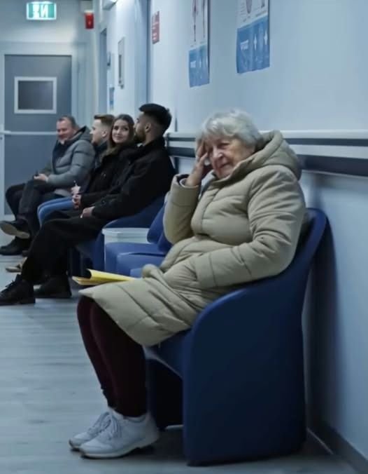 Φυσικά — εδώ είναι το κείμενό σου, **επαναγραμμένο στα ελληνικά** με πιο λογοτεχνικό, ρέον και συναισθηματικό ύφος, διατηρώντας όμως πλήρως το αρχικό του νόημα και δραματική ένταση: --- **Η Βασίλισσα της Αίθουσας Αναμονής** Κορόιδευαν την ηλικιωμένη γυναίκα στην αίθουσα αναμονής, ώσπου ο χειρουργός γύρισε προς το μέρος της και της έκανε μια ερώτηση. Τότε, όλοι σώπασαν… 😱 Ήταν σαν ένα μικρό νησί χαμένο μέσα σε μια απέραντη θάλασσα αδιαφορίας. Στριμωγμένη σε μια γωνιά, κρατούσε σφιχτά μια φθαρμένη τσάντα∙ το ξεφλουδισμένο της υλικό θύμιζε το ξεθωριασμένο χρώμα ενός εγκαταλελειμμένου σπιτιού. Το λεπτό, ξεβαμμένο παλτό της μετά βίας την προστάτευε από το κρύο, και η αντίθεση με τα χοντρά, πολυτελή παλτά των άλλων ήταν σχεδόν οδυνηρή. Τα παπούτσια της δεν ταίριαζαν μεταξύ τους. Ένας αόρατος τοίχος την απομόνωνε από όλους. Κανείς δεν τολμούσε να καθίσει δίπλα της. Τα βλέμματα των άλλων πηγαινοέρχονταν ανάμεσα σε λύπηση και περιφρόνηση. «Μάλλον χάθηκε», ψιθύρισε μια γυναίκα στον άντρα της. «Ίσως ήρθε απλώς να ζεσταθεί». Εκείνος γέλασε. «Ή ίσως περιμένει τον δωρεάν καφέ». Μια καλοντυμένη οικογένεια, που περίμενε νέα για τον παππού της, την παρατηρούσε με διακριτική ειρωνεία. Κάθε φορά που η ηλικιωμένη γυναίκα έψαχνε μέσα στην τσάντα της, τα ψιθυρίσματα μετατρέπονταν σε πνιχτά γελάκια. Ώσπου μια νοσοκόμα πλησίασε με ένα συγκρατημένο χαμόγελο. «Κυρία μου, είστε σίγουρη πως βρίσκεστε στο σωστό μέρος; Αυτή είναι η αίθουσα αναμονής του χειρουργείου». Η γυναίκα σήκωσε το βλέμμα της. Τα μάτια της ήταν καθαρά και ήρεμα. «Ναι, παιδί μου. Εδώ ακριβώς πρέπει να είμαι». Ώρα πέρασε. Ύστερα άλλη μία. Κι εκείνη έμενε εκεί, ακίνητη, υπομονετική σαν άγαλμα. Ξαφνικά, οι διπλές πόρτες του χειρουργείου άνοιξαν. Ένας γιατρός εμφανίστηκε εξαντλημένος — η μάσκα κρεμόταν κάτω από το πηγούνι του, τα μαλλιά του ανακατεμένα κάτω απ’ το καπέλο του, μα τα μάτια του ήταν σταθερά, φωτεινά. Δεν κοίταξε την καλοντυμένη οικογένεια, ούτε το ζευγάρι που γελούσε. Προχώρησε κατευθείαν προς την ηλικιωμένη γυναίκα. Η αίθουσα πάγωσε. Ο γιατρός έσκυψε μπροστά της και είπε με καθαρή φωνή που ακούστηκε σε όλους: «Μητέρα, τελείωσα. Είστε έτοιμη;» Ένας ψίθυρος κύλησε ανάμεσα στο πλήθος: «Μητέρα;» Η γυναίκα σήκωσε το κεφάλι της. Τα χείλη της έτρεμαν, μα το βλέμμα της έμεινε ακλόνητο. «Υποθέτω πως ήρθε η ώρα», απάντησε ήσυχα. Ο χειρουργός έπιασε το χέρι της με άπειρη τρυφερότητα και τη βοήθησε να σηκωθεί. Παρότι το σκυφτό της σώμα μαρτυρούσε τα χρόνια, η αξιοπρέπεια που εξέπεμπε ξεπερνούσε κάθε κομψή ενδυμασία. Όσοι είχαν γελάσει πριν, τώρα την κοιτούσαν ντροπιασμένοι. Ο Δρ. Σεμπάστιαν Κρέιτον γύρισε προς το κοινό: «Σήμερα πέρασα δεκατέσσερις ώρες σε μια από τις πιο δύσκολες καρδιοχειρουργικές επεμβάσεις της ζωής μου. Και ο λόγος που τα χέρια μου δεν έτρεμαν… είναι εδώ μπροστά σας». Σήκωσε το χέρι της ηλικιωμένης γυναίκας. «Αυτή είναι η Μάργκαρετ. Η γυναίκα που με βρήκε όταν ήμουν χαμένος. Δούλευε καθαρίζοντας πατώματα, ώσπου τα χέρια της μάτωσαν, για να μπορέσει να μου αγοράσει βιβλία. Πείνασε, για να μπορέσω να διαβάσω. Ήμουν ένα ξεχασμένο παιδί σε ένα ορφανοτροφείο. Κι εκείνη με κοίταξε και είπε “Τον θέλω”. Δεν είχα χαρτιά∙ με υιοθέτησε με την καρδιά της». Η σιωπή έγινε ευλαβική. «Της υποσχέθηκα πως θα είναι το πρώτο άτομο που θα αγκαλιάσω μετά την πιο δύσκολη επέμβασή μου. Και… να ‘μαι εδώ». Την αγκάλιασε σφιχτά. Το δωμάτιο ρίγησε. Κάποιος χειροκρότησε. Ύστερα κι άλλος. Σε λίγα δευτερόλεπτα, όλη η αίθουσα στεκόταν όρθια, δακρυσμένη, χειροκροτώντας. Η Μάργκαρετ, μπερδεμένη, ψιθύρισε: «Γιατί χειροκροτούν;» Εκείνος χαμογέλασε μέσα από τα δάκρυά του. «Επειδή, μαμά, επιτέλους σε βλέπουν. Όπως σε έβλεπα πάντα». Η νοσοκόμα πλησίασε πάλι, αυτή τη φορά με ένα φλιτζάνι ζεστό τσάι. «Συγγνώμη, κυρία μου…» «Δεν πειράζει, παιδί μου», είπε τρυφερά η Μάργκαρετ. «Μερικές φορές είναι πιο δύσκολο να αναγνωρίσεις μια καρδιά παρά ένα φόρεμα». Ο γιατρός κοίταξε αυστηρά τη γυναίκα που την είχε κοροϊδέψει. «Μια υπόθεση δεν δικαιολογεί ποτέ μια κρίση». Εκείνη κοκκίνισε και κατέβασε το κεφάλι της. Ένας βοηθός οδήγησε τη Μάργκαρετ σε ένα ιδιωτικό αυτοκίνητο. «Φρόντισε να έχει ένα ζεστό γεύμα κάθε μέρα για έναν μήνα», είπε ο γιατρός. «Θα πει πως δεν το χρειάζεται. Μην την πιστέψεις». «Δεν έπρεπε να το κάνεις αυτό», ψιθύρισε εκείνη. «Το ξέρω», απάντησε χαμηλόφωνα. «Αλλά θέλω ο κόσμος να δει τον γίγαντα που με μεγάλωσε». Η ιστορία έγινε θρύλος στο νοσοκομείο. Δύο χρόνια αργότερα, όταν η Μάργκαρετ έφυγε από τη ζωή, όλο το προσωπικό κράτησε ενός λεπτού σιγή. Στη γωνιά της αίθουσας αναμονής τοποθέτησαν μια απλή πλάκα: **ΣΤΗ ΜΝΗΜΗ ΤΗΣ ΜΑΡΓΚΑΡΕΤ — ΠΟΥ ΜΑΣ ΕΜΑΘΕ ΝΑ ΒΛΕΠΟΥΜΕ ΜΕ ΤΗΝ ΚΑΡΔΙΑ.** Και όταν κάποιος ρωτά ποια ήταν, οι γιατροί και οι νοσοκόμες χαμογελούν και απαντούν: «Επιτρέψτε μας να σας πούμε την ιστορία μιας βασίλισσας που έμοιαζε φτωχή». Γιατί, μερικές φορές, η μεγαλύτερη δύναμη δεν βρίσκεται στα χέρια που κάνουν το θαύμα — αλλά στα χέρια εκείνων που το κάνουν δυνατό. --- Θες να το προσαρμόσω για χρήση ως **λογοτεχνικό αφήγημα (π.χ. για περιοδικό ή συλλογή διηγημάτων)** με πιο αφηγηματική, ρυθμική ροή;