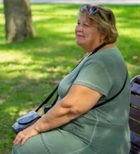 Μοιράστηκα τριάντα πέντε χρόνια της ζωής μου με τον σύζυγό μου. Είμαι πενήντα πέντε και εκείνος πενήντα επτά. Μέσα σε αυτά τα χρόνια αποκτήσαμε έναν γιο και δύο υπέροχες κόρες. Σε όλους τους άλλους, ο γάμος μας φαινόταν ιδανικός… όμως η πραγματικότητα απείχε πολύ από αυτό. Ο άντρας μου σχεδόν ποτέ δεν εργαζόταν. Που και που βοηθούσε έναν φίλο του ως μηχανικός, αλλά τον περισσότερο καιρό καθόταν μπροστά στην τηλεόραση, γκρινιάζοντας για τα πάντα — για την κυβέρνηση, για το καινούργιο αυτοκίνητο του γείτονα, ακόμα και για εμένα, εξαιτίας της δήθεν ακαταστασίας του σπιτιού. Με τα χρόνια, τα παράπονά του έγιναν μέρος της καθημερινότητάς μας, και εγώ είχα μάθει πια να τα αγνοώ. 😢 Όταν με άφησε για μια άλλη γυναίκα, ήταν ένα συντριπτικό πλήγμα για όλους μας. Ήταν λίγο πάνω από τα σαράντα, και παρόλο που ο πόνος ήταν τεράστιος, σύντομα συνειδητοποίησα κάτι απρόσμενο: αυτό το γεγονός θα άλλαζε τη ζωή μου ριζικά. 😢 Μετά από τριάντα πέντε χρόνια γάμου, διάλεξε μια νεότερη γυναίκα, κι εγώ έμεινα μόνη — μόνο που τότε κατάλαβα πως είχα περάσει ολόκληρη τη ζωή μου ζώντας για τους άλλους. Κι όμως, με τον καιρό, συνειδητοποίησα ότι η αναχώρησή του δεν ήταν απώλεια· ήταν λύτρωση. Τώρα είμαι μόνη… ή καλύτερα, ελεύθερη. Δεν έχω σύντροφο, ούτε και ψάχνω. Νιώθω γαλήνη. Επιτέλους κατάλαβα το σημαντικότερο μάθημα: όλα αυτά τα χρόνια φρόντιζα τους πάντες γύρω μου και ξέχασα να φροντίζω εμένα. Εκείνος είχε συνηθίσει τη διαρκή παρουσία μου και το θεωρούσε δεδομένο. Όμως όταν ήμουν εγώ αυτή που χρειαζόταν στήριξη, εξαφανιζόταν — πάντα με κάποια πρόφαση. Μετά το διαζύγιο, οι κόρες μου στάθηκαν το στήριγμά μου. Μου θύμισαν ότι η ζωή συνεχίζεται και ότι υπάρχουν ακόμη λόγοι να χαμογελάω. Σήμερα έχω περισσότερο χρόνο για εμένα, απολαμβάνω τα μικρά πράγματα και ανακάλυψα πως μπορώ να είμαι ευτυχισμένη ακόμη και χωρίς σύζυγο. Πήρα μια οριστική απόφαση: δεν θα συγχωρήσω ποτέ τον πρώην σύζυγό μου — και δεν θα του επιτρέψω ποτέ να επιστρέψει στη ζωή μου. 