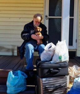 Όταν βρήκα τον 86χρονο παππού μου να κάθεται στη βεράντα με μια βαλίτσα, δύο μαύρες σακούλες σκουπιδιών και ένα τραυματισμένο κουτάβι κουλουριασμένο στο στήθος του, κατάλαβα πως η μητριά μου είχε ξεπεράσει ένα όριο χωρίς επιστροφή. Εκείνη δεν γνώριζε ότι περίμενα αυτή τη στιγμή επί δύο ολόκληρα χρόνια, έτοιμη να κάνω κάτι που ποτέ δεν φανταζόμουν. Είμαι 25 χρονών και έμαθα ένα σκληρό μάθημα όταν πέθανε η γιαγιά μου: μερικές φορές, εκείνοι που υποτίθεται πως σε αγαπούν είναι οι πρώτοι που σε σβήνουν από τη ζωή τους. Κι όμως, το πιο ήσυχο άτομο στο δωμάτιο — όπως ο παππούς μου — είναι συνήθως αυτό που κουβαλά τον πόνο που οι άλλοι αρνούνται να δουν. Μετά την κηδεία, ο πατέρας μου και η μητριά μου, η Λίντα, μετακόμισαν στο σπίτι του παππού. Ο μπαμπάς επέμενε ότι ήταν εκεί «ώστε να τον βοηθήσουν όσο ανάρρωνε». Στην αρχή, θέλησα να τον πιστέψω. «Είναι προσωρινό», μου είπε στο τηλέφωνο. «Μέχρι να σταθεί ξανά στα πόδια του». Όμως σύντομα άρχισα να παρατηρώ παράξενα πράγματα. Οι φωτογραφίες της γιαγιάς μου εξαφανίζονταν σιγά σιγά από το ράφι. Τα όμορφα πορσελάνινα άρχισαν να λείπουν από τη βιτρίνα. Κάθε φορά που ρωτούσα, η Λίντα απέστρεφε το βλέμμα. «Τα έβαλα σε κούτες», είπε αδιάφορα. «Μόνο σκόνη μάζευαν». Το να την ακούω να μιλά έτσι για τη μνήμη της γιαγιάς μου με αναστάτωνε βαθιά. Ύστερα, εξαφανίστηκαν και οι κουρτίνες. Η γιαγιά μου είχε ράψει στο χέρι όμορφες λουλουδένιες κουρτίνες για κάθε παράθυρο του σπιτιού. Κίτρινες, ζεστές, με μικροσκοπικά ροζ τριανταφυλλάκια που έδιναν ζωή σε κάθε δωμάτιο. Της πήρε μήνες να τις φτιάξει. Και μια μέρα... είχαν φύγει. Στη θέση τους, άψυχες μπεζ κουρτίνες — σαν να μπήκες σε ιατρείο. Το σπίτι είχε χάσει την ψυχή του. «Δεν νομίζεις ότι φαίνεται καλύτερα τώρα;» είπε η Λίντα χαϊδεύοντας το νέο ύφασμα. «Πιο μοντέρνο. Πιο στο στυλ μου». Θα ήθελα να της φωνάξω ότι δεν είχε κανένα δικαίωμα να σβήνει τα ίχνη της γυναίκας που έχτισε αυτό το σπίτι. Αλλά ο παππούς, καθισμένος στην πολυθρόνα του δίπλα στο παράθυρο, έμενε σιωπηλός. Πάντα ευγενικός, ζητούσε συγγνώμη ακόμη κι όταν δεν έφταιγε σε τίποτα. Δεν παραπονέθηκε — ούτε καν με πληγωμένη καρδιά. Το σπίτι γινόταν όλο και πιο σιωπηλό. Κι εκείνος πιο αργός, πιο μαζεμένος. Σαν να βυθιζόταν μέσα στη σκιά της ζωής του. Ώσπου, ένα βράδυ του Σεπτέμβρη, κάτι άλλαξε. Ο παππούς δεν είχε χάσει ποτέ καμία Κυριακή στον τάφο της γιαγιάς μου. Βροχή ή λιακάδα, πήγαινε πάντα. Μερικές φορές με λουλούδια. Άλλες, απλώς για να της μιλήσει. Εκείνο το βράδυ, στο δρόμο της επιστροφής, άκουσε μια αχνή κραυγή δίπλα σε ένα χαντάκι στην οδό Μίλερ. Ήταν τόσο σκοτεινά που οι προβολείς ίσα που φώτιζαν τον δρόμο. Κρατώντας τον φακό, πλησίασε τον ήχο και βρήκε ένα μικροσκοπικό κουτάβι, μούσκεμα, τρέμοντας, με σπασμένο πίσω πόδι. «Είναι μόνο ένα μωρό», μου είπε στο τηλέφωνο. «Το πέταξαν σαν σκουπίδι». Το τύλιξε με το παλτό του, το πήγε στον κτηνίατρο επειγόντων και — τριακόσια δολάρια μετά — το κουτάβι είχε γύψο… και ένα όνομα: Πένυ. Για πρώτη φορά μετά τον θάνατο της γιαγιάς, άκουσα μια σπίθα ελπίδας στη φωνή του. Μου έστελνε φωτογραφίες κάθε μέρα: την Πένυ να κοιμάται, να παίζει με μια κάλτσα, να προσπαθεί να ανέβει στον καναπέ. «Είμαστε οικογένεια τώρα, μικρό μου κουτάβι», έγραψε σε μία από αυτές. Μένω σε άλλη πολιτεία, όμως κάθε φωτογραφία φώτιζε τη μέρα μου. Ο παππούς δεν ήταν πια μόνος. Το προηγούμενο Σαββατοκύριακο αποφάσισα να του κάνω έκπληξη. Έφερα παιχνίδια για την Πένυ και υλικά για την αγαπημένη της κολοκυθόπιτα. Οδήγησα τρεις ώρες μέχρι το σπίτι του. Και όταν έφτασα, κατάλαβα αμέσως ότι κάτι δεν πήγαινε καλά. Ο παππούς καθόταν στη βεράντα με τις βαλίτσες του. Η Πένυ έκλαιγε στην αγκαλιά του. «Παππού;» έτρεξα κοντά του. Μου χαμογέλασε, αλλά τα μάτια του ήταν γεμάτα δάκρυα. «Γεια σου, μικρή μου». «Τι συνέβη;» «Η Λίντα είπε ότι η Πένυ πρέπει να φύγει. Ότι ένα κουτσό σκυλί ρίχνει την αξία του σπιτιού. Και πως, αν δεν την ξεφορτωθώ… πρέπει να φύγω κι εγώ». «Μα αυτό είναι το σπίτι σου», είπα σαστισμένη. Χαμήλωσε το βλέμμα. «Ο πατέρας σου είναι σε ταξίδι. Η Λίντα λέει πως εκείνη παίρνει αποφάσεις όσο λείπει». Όλοι οι μύες μου σφίχτηκαν. Δεν ήταν πια οι κουρτίνες. Ούτε τα πορσελάνινα. Ήταν ο παππούς. Η αξιοπρέπειά του. Κάτι μέσα μου έκανε «κλικ». Την ίδια στιγμή έκλεισα ένα δωμάτιο σε πεντάστερο ξενοδοχείο, φιλικό προς τα κατοικίδια, με room service. Αν η Λίντα ήθελε να τον διώξει, τότε εκείνος θα κοιμόταν σαν βασιλιάς όσο εγώ θα φρόντιζα τα υπόλοιπα. «Έλα, παππού», του είπα παίρνοντας τις βαλίτσες. «Εσύ και η Πένυ θα ξεκουραστείτε σήμερα σε ένα άνετο μέρος». «Λίλι... Δεν μπορώ να το αντέξω οικονομικά…» «Το αναλαμβάνω εγώ. Θα παραγγείλουμε και room service — μπριζόλα για σένα, κοτόπουλο για την Πένυ». Εκείνο το βράδυ, όσο κοιμόντουσαν, εκτύπωσα έγγραφα από το ληξιαρχείο της κομητείας: φόρους, τίτλους, αρχεία. Όλα έδειχναν ξεκάθαρα ότι το σπίτι ανήκε ακόμη στον παππού. Ούτε η Λίντα ούτε ο πατέρας μου είχαν κανένα δικαίωμα πάνω του. Ήταν ώρα για δράση. Πήρα τηλέφωνο τη φίλη μου, την Τζέσικα, που δουλεύει στα μέσα ενημέρωσης. «Πρέπει να καταγράψουμε κάτι», της είπα. «Χρειαζόμαστε κρυφή κάμερα. Θα αποκαλύψουμε ένα τέρας». Μπήκαμε στο σπίτι, προσποιούμενες ότι είμαστε απλώς επισκέπτριες. Η Τζέσικα είχε την κάμερα κρυμμένη στην τσάντα της. Βρήκαμε τη Λίντα στην κουζίνα, να πίνει κρασί από ένα ποτήρι που είχε…