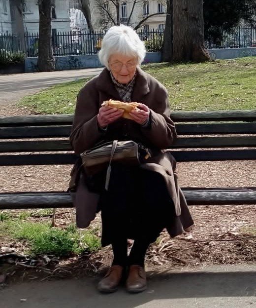 Όταν η Άνα μοιράστηκε το σάντουιτς της με έναν άγνωστο, πίστεψε πως ήταν απλώς μια περαστική πράξη καλοσύνης. Κι όμως, την επόμενη μέρα, ένα χτύπημα στην πόρτα ανέσυρε μυστικά που είχαν μείνει θαμμένα για χρόνια. Εκεί, ανάμεσα στην ευγνωμοσύνη και τη θλίψη, η Άνα βρέθηκε αντιμέτωπη με το τι σημαίνει να χάνεις τον εαυτό σου… και τι σημαίνει, τελικά, να τον ξαναβρίσκεις. Καθόμουν απέναντι από το μαγαζί, με σταυρωμένα πόδια και ένα σάντουιτς τυλιγμένο σε χαρτί ακουμπισμένο στα γόνατά μου, σχεδόν σαν να το προστάτευα. Ο Άρμαν, ο φίλος μου, ήταν ακόμη μέσα, διστακτικός ανάμεσα σε τρεις εκδοχές του ίδιου μαύρου πουκάμισου. Είχα κάνει μια μικρή παράκαμψη στον φούρνο κοντά στο λιμάνι για να πάρω αυτό το συγκεκριμένο σάντουιτς. Έφτιαχναν μόνο είκοσι την ημέρα· τραγανό ψωμί, κοτόπουλο με μπαχαρικά, φρέσκο μάραθο και μια λεμονάτη κρέμα που μύριζε παράδεισο. Είχα να περάσω από αυτή τη γειτονιά από τα χρόνια του κολεγίου. Το σχέδιό μου ήταν απλό: να καθίσω σε ένα παγκάκι και να φάω, ενώ ο Άρμαν πάλευε με τη μόνιμη αναποφασιστικότητά του. Κι ύστερα, κάθισε δίπλα μου. Μια ηλικιωμένη γυναίκα, που κινούνταν με μια συστολή, σχεδόν σαν να ζητούσε συγγνώμη απλώς επειδή υπήρχε. Το παλτό της ήταν φθαρμένο, της έλειπε ένα κουμπί, και τα χέρια της ακουμπούσαν προσεκτικά στην αγκαλιά της. Τα γκρίζα της μαλλιά, πιασμένα σε έναν χαλαρό κότσο, έμοιαζαν σαν αποτέλεσμα δύο αποτυχημένων προσπαθειών και μιας παραίτησης. Το βλέμμα της έπεσε στο σάντουιτς μου. Δεν την κοίταξα αμέσως. Περίμενα. Όταν τελικά συναντήθηκαν τα μάτια μας, χαμογέλασε — ένα ικετευτικό, τρυφερό χαμόγελο, σαν κάποιου που προσπάθησε για χρόνια να γίνει αόρατος. «Απόλαυσε το γεύμα σου, κορίτσι μου», είπε. «Μοιάζεις με την ανιψιά μου.» «Αλήθεια; Τότε θα ήταν πολύ όμορφη», απάντησα αστειευόμενη, προσπαθώντας να διαλύσω την ανεξήγητη ένταση που ανέβαινε στον λαιμό μου. «Ήταν», είπε. «Πέθανε πριν από δυόμισι χρόνια. Από τότε… απλώς υπάρχω.» Κάτι αναδεύτηκε μέσα στη μνήμη μου — η εικόνα ενός παλιού κουτιού παπουτσιών κάτω από το χειμωνιάτικο παλτό μου. Μια σκέψη που δεν είχα αφήσει να με αγγίξει για χρόνια. Κοίταξα τη vitrína κι είδα τον εαυτό μου: φακίδες, ατίθασες μπούκλες. Γέλασα σιγανά· όταν οι ξένοι καταφθάνουν με τον πόνο τους, το γέλιο είναι μερικές φορές το μόνο όπλο που έχω. Κάτι μέσα μου λύγισε — και ταυτόχρονα δυνάμωσε. Έκοψα το σάντουιτς στη μέση και της το πρόσφερα. «Πεινάς;» τη ρώτησα. Τα μάτια της γυάλισαν, σαν να είχε περιμένει πολύ καιρό να της δοθεί άδεια να κλάψει. Έγνεψε διστακτικά, προσέχοντας να μην προδώσει την ανάγκη της. «Ορίστε», είπα, δίνοντάς της το μισό. «Θα πάω να πάρω κάτι άλλο. Δεν αργώ.» «Είσαι πολύ ευγενική», μουρμούρισε, σχεδόν χωρίς να αγγίξει το χαρτί. «Δεν θα έπρεπε…» «Δεν είναι καλοσύνη», απάντησα. «Είναι ανθρωπιά.» Με κοίταξε με μια έκφραση απροσδιόριστη — ευγνωμοσύνη, φόβος, αμφιβολία. Κι όμως, πήρε το σάντουιτς. Μπήκα στο κατάστημα, πήρα ένα καλάθι και το γέμισα με βρώμη, σούπα, τσάι, φρούτα και ψωμί ολικής. Πρόσθεσα και ένα ακόμη καρβέλι. Αλλά όταν γύρισα, το παγκάκι ήταν άδειο. Μόνο ένα ξεροκόμματο είχε μείνει. «Ήταν μάλλον ντροπαλή», είπε ο Άρμαν. «Έκανες το σωστό, Άνα. Μερικές φορές αυτό είναι αρκετό.» Έγνεψα, μα ένας κόμπος έσφιξε το στήθος μου — όχι επειδή έφυγε, αλλά επειδή δεν πρόλαβα να κάνω περισσότερα. Εκείνο το βράδυ, μια φράση αντηχούσε επίμονα μέσα μου: «Μοιάζεις με την ανιψιά μου.» Δεν είχα ανοίξει το κουτί με τα παπούτσια εδώ και χρόνια. Καθισμένη στο πάτωμα, το τράβηξα κάτω από το κρεβάτι και τίναξα τη σκόνη από το καπάκι. Μέσα, μικροαντικείμενα που αφηγούνταν ολόκληρες ιστορίες: ένα βραχιολάκι νοσοκομείου, ένα απόκομμα εφημερίδας, μια σχισμένη φωτογραφία. Κάθε κομμάτι, ένα ψίχουλο που αντιστεκόταν στον χρόνο. Η φωτογραφία έδειχνε μια γυναίκα που κρατούσε ένα μωρό. Τα μαλλιά της — ίδια με τα δικά μου. Το χαμόγελό της — γλυκό, σχεδόν γνώριμο. Στο πίσω μέρος, γραμμένο με μπλε μελάνι: «μείνε». Την κοίταξα περισσότερο απ’ όσο είχα σκοπό. Ύστερα έκλεισα το κουτί και αποκοιμήθηκα με ερωτήματα να αιωρούνται στο σκοτάδι. Το επόμενο πρωί, κάποιος χτύπησε την πόρτα. Ήταν εκείνη. Η ίδια γυναίκα. Το ίδιο ξεκούμπωτο παλτό. «Συγγνώμη», είπε. «Έφυγα χθες επειδή δεν ήθελα να ξοδέψεις χρήματα για μένα. Με λένε Ταμάρα.» Κοίταξε χαμηλά και μου έδωσε ένα μικρό, γυαλιστερό κομμάτι χαρτί. «Αλλά έπρεπε να βεβαιωθώ», συνέχισε. «Είδα το πρόσωπό σου και… ένιωσα πως σε είχα ξαναδεί. Ίσως όχι ακριβώς εσένα — αλλά κάποιον σαν εσένα.» Ήταν μια φωτογραφία. Το ίδιο χαμόγελο. Τα ίδια μαλλιά. Το ίδιο δάκρυ πιασμένο την κατάλληλη στιγμή. Ανέβηκα τρέχοντας και έφερα το κουτί. Βρήκα το άλλο μισό της φωτογραφίας. Οι άκρες ταίριαζαν — σαν να περίμεναν χρόνια να ενωθούν. «Βρες το. Μείνε.» Ο Άρμαν μπήκε στην κουζίνα την ώρα που κατέβαινα. Όταν είδε τη φωτογραφία να τρέμει στα δάχτυλά μου, σώπασε. «Νομίζω πως σημαίνει κάτι», είπα. «Ναι», είπε η Ταμάρα από τον διάδρομο. «Σημαίνει πως έχω κάτι να σου πω. Αλλά… μπορώ να μπω;» Της έγνεψα. Της φτιάξαμε τσάι — γιατί όταν η ζωή αλλάζει, τα χέρια πρέπει να έχουν κάτι απλό να κάνουν. «Ξέρω ότι φαίνεται παράξενο που ήρθα έτσι», άρχισε. «Αλλά όταν μου έδωσες το σάντουιτς, ήταν σαν να σε γνώριζα από πριν. Κι όταν γύρισα σπίτι, βρήκα το άλλο μισό της φωτογραφίας.» Καθάρισε τον λαιμό της. «Με λένε Ταμάρα», είπε. «Ήμουν η γιαγιά της Αλίνα. Της δίδυμης αδελφής σου. Η μητέρα των κοριτσιών, η Ντάρια, ήταν πολύ νέα, φτωχή και μόνη. Δεν μπορούσε να μεγαλώσει δύο.»