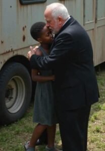 Σκεφτόμουν να πάω για ψάρεμα με έναν ηλικιωμένο άντρα που είχα γνωρίσει τυχαία, αλλά ένα γράμμα που έφτασε μερικούς μήνες αργότερα αποκάλυψε ένα μυστικό που άλλαξε τη ζωή μου για πάντα… και μου χάρισε ένα μέλλον που μέχρι τότε μόνο να ονειρευτώ μπορούσα. Η ζωή σε ένα παλιό τροχόσπιτο ακούγεται χειρότερη απ’ ό,τι είναι… ή τουλάχιστον αυτό επαναλάμβανα στον εαυτό μου. Η μητέρα μου κι εγώ ζούσαμε μόνοι μας από τότε που ο πατέρας μου εξαφανίστηκε όταν ήμουν έξι χρονών. Ειλικρινά, τον θυμάμαι ελάχιστα. Και η μητέρα… δεν μιλούσε ποτέ γι’ αυτόν. Ήταν ένα θέμα που απλώς αποφεύγαμε. «Αρτιόμ, μπορείς να πάρεις την αλληλογραφία;» φώναξε η μητέρα μου από τον καναπέ. Τα πόδια της ήταν τοποθετημένα πάνω σε ένα μαξιλάρι, όπως πάντα, και κάθε της κίνηση έμοιαζε να προκαλεί πόνο. Μετά από ένα ατύχημα πριν λίγα χρόνια, δυσκολευόταν να σταθεί ή να περπατήσει για πολλή ώρα. Κι όμως, παρά τα πάντα, δούλευε διπλοβάρδιες στο βενζινάδικο για να μας συντηρεί. «Φυσικά, μαμά», απάντησα, φοράζοντας το σακάκι μου. Μου άρεσε να βοηθάω—even με τα πιο μικρά πράγματα—γιατί με έκανε να νιώθω χρήσιμος. Μετά το σχολείο, συνήθιζα να ψάχνω κάτι να κάνω έξω για να καθαρίζω το μυαλό μου. Αλλά στα 13 μου, δεν είχα καμία ιδέα πως όλα επρόκειτο να αλλάξουν. Εκείνη τη μέρα, είχα γυρίσει στο παιχνίδι μου: πετούσα την παλιά μου, μισοάδεια μπάλα σε κάτι μπουκάλια που είχα στήσει σαν κορίνες μπόουλινγκ. Ήταν ο δικός μου τρόπος να περνάω την ώρα. Ξαφνικά, ένα γυαλιστερό μαύρο SUV σταμάτησε δίπλα στο τροχόσπιτό μας. Απόρησα: ποιος θα ερχόταν σε τέτοιο μέρος με τέτοιο αυτοκίνητο; Η πόρτα άνοιξε και ένας ηλικιωμένος άντρας, στηριζόμενος σε μπαστούνι, κατέβηκε. Φαινόταν εβδομήντα, ίσως και ογδόντα ετών, αλλά στο πρόσωπό του είχε ένα ζεστό, σχεδόν παιδικό χαμόγελο. Με πλησίασε και έκανε μια κίνηση προς τα μπουκάλια. «Γεια σου», είπε. «Μπορώ να δοκιμάσω;» «Εεε… ναι», απάντησα με έναν διστακτικό ώμο. Χαμογέλασε πλατιά. «Λοιπόν, άκου: αν ρίξω κάτω όλα τα μπουκάλια, μου χρωστάς μια χάρη — ό,τι κι αν είναι, χωρίς αντιρρήσεις. Αν αποτύχω, παίρνεις αμέσως 100 ρούβλια. Συμφωνεί;» 100 ρούβλια; Στο μυαλό μου άστραψαν σαν θησαυρός. «Συμφωνεί!» είπα χωρίς σκέψη. Έσκυψε, πήρε την μπάλα και την πέταξε. Έπεσαν όλα. «Ουάου!» φώναξα. Ο άντρας γέλασε. «Λοιπόν, κέρδισα. Η σειρά μου.» Κατάπια αθόρυβα. «Τι θέλεις;» «Να έρθεις μαζί μου για ψάρεμα αύριο. Στην παλιά λίμνη. Νωρίς το πρωί.» «Για ψάρεμα;» ανασήκωσα τα φρύδια. «Αυτό ήταν;» Ήταν περίεργο, αλλά όχι τρομακτικό. «Εντάξει… θα το πω στη μαμά.» «Θα περιμένω εδώ», είπε με ένα νεύμα. Μπήκα μέσα. Η μητέρα είχε αποκοιμηθεί στον καναπέ μετά τη νυχτερινή βάρδια. Την κοίταξα διστακτικά. «Δεν θα το καταλάβει», ψιθύρισα. «Θα επιστρέψω πριν ξυπνήσει.» Ξαναβγήκα έξω. «Θα έρθω», του είπα. «Υπέροχα! Τα λέμε την αυγή. Μην αργήσεις.» Το επόμενο πρωί ήρθε να με πάρει. Οδηγήσαμε σιωπηλά έξω από την πόλη. Η λίμνη ήταν έρημη, ήσυχη, σαν να μην είχε πατήσει ψυχή εδώ και χρόνια. Το νερό στάσιμο, το γρασίδι ψηλό. «Γιατί εδώ;» ρώτησα, ξεφορτώνοντας τα καλάμια. Κάθισε και άρχισε να ετοιμάζει τον εξοπλισμό. «Αυτό το μέρος σήμαινε πολλά για μένα κάποτε», είπε χαμηλά. Πετάξαμε τις πετονιές. Η σιωπή απλώθηκε ανάμεσά μας. Μετά από μία ώρα, δεν άντεξα. «Γιατί ήθελες να ξανάρθεις εδώ;» Με κοίταξε με μάτια γεμάτα λύπη. «Ερχόμουν εδώ με τον γιο μου. Ήταν στην ηλικία σου. Φτωχοί ήμασταν… όπως εσύ και η μητέρα σου. Μα πάντα βρίσκαμε δρόμο να φτάσουμε ως εδώ. Παράξενο—δεν καταφέραμε ποτέ να πιάσουμε ούτε ένα ψάρι.» Χαμογέλασε αχνά. «Πού είναι τώρα;» ρώτησα. Έμεινε σιωπηλός. Τα μάτια του βούρκωσαν. «Δεν ζει πια. Αρρώστησε. Χρειαζόταν χειρουργείο, αλλά τότε δεν μπορούσα να το πληρώσω. Δεν μπόρεσα να τον σώσω.» Ένιωσα το στομάχι μου να σφίγγεται. «Λυπάμαι πολύ…» Κούνησε το κεφάλι. «Υποσχέθηκα ότι δεν θα ξαναέρθω εδώ μόνος. Δούλεψα σκληρά, έστησα επιχειρήσεις… έγινα πλούσιος. Μα ποτέ δεν απέκτησα δεύτερο γιο.» Δεν ήξερα τι να πω. Πλησίασα και άφησα το χέρι μου στον ώμο του. «Ο γιος σου σε βλέπει από εκεί πάνω. Και μια μέρα θα σε δει να πιάνεις αυτό το ψάρι. Μην το αφήσεις.» Χαμογέλασε μέσα από τα δάκρυα. «Ευχαριστώ, Αρτιόμ. Μου τον θυμίζεις τόσο πολύ…» Ξαφνικά, το καλάμι τράνταξε. «Το πιάσαμε!» φώναξα. Αρπάξαμε το καλάμι μαζί και τραβήξαμε. Χάσαμε την ισορροπία μας και πέσαμε στο νερό με τεράστιο πιτσίλισμα. Έβηξα από το κρύο, κι εκείνος γέλασε σαν παιδί. «Ε, αυτό κι αν είναι τρόπος να ψαρεύεις!» είπε γελώντας. Όταν σηκώσαμε το καλάμι, είδαμε το μεγαλύτερο ψάρι που είχα δει ποτέ. «Τα καταφέραμε!» φώναξε. «Το πρώτο!» Ήμασταν μούσκεμα, αλλά δεν είχε σημασία πλέον. Αργότερα, με γύρισε σπίτι. Πριν κατέβω, με κοίταξε με μια γλυκύτητα που δεν θα ξεχάσω ποτέ. «Σε ευχαριστώ, Αρτιόμ. Αυτή η μέρα ήταν περισσότερη απ’ όσο φαντάζεσαι.» «Κι εγώ σ’ ευχαριστώ. Ήταν απίστευτη.» Με χτύπησε απαλά στον ώμο, τα μάτια του να γυαλίζουν. «Κράτα τα όνειρά σου. Και μην τα αφήσεις ποτέ.» Έφυγε, κι εγώ έμεινα εκεί με μια ζεστασιά στο στήθος. Την επόμενη μέρα, κάποιος χτύπησε την πόρτα. Ένας άντρας με κοστούμι στεκόταν εκεί, κρατώντας ένα κουτί. «Τι…;»