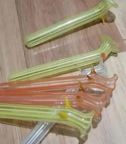 Πρόσφατα, καθώς έψαχνα σε ένα παλιό κουτί με πράγματα της γιαγιάς μου, ανακάλυψα ένα μικρό, αφανές κουτί κρυμμένο στο βάθος της ντουλάπας. Ήταν σκεπασμένο με σκόνη, δείγμα πως είχε μείνει κλειστό για πολλά χρόνια. Μέσα του βρήκα παράξενα αντικείμενα: λεπτές, γυαλιστερές και εξαιρετικά εύθραυστες γυάλινες ράβδους. Με την πρώτη ματιά έμοιαζαν με μικρές διακοσμήσεις για κοκτέιλ ή κομμάτια από παλιά χριστουγεννιάτικα στολίδια, αλλά μόλις τις κράτησα στα χέρια μου, κατάλαβα πως δεν ήταν πλαστικές — ήταν λεπτεπίλεπτα, αληθινά γυαλιά, φωτισμένα από μια απαλή λάμψη, το καθένα με έναν σχεδόν αόρατο μικροσκοπικό γάντζο. Για μέρες δεν μπορούσα να καταλάβω τον σκοπό τους. Όταν μίλησα στον αδερφό του παππού μου, γέλασε και μου εξήγησε πως επρόκειτο για μικροσκοπικά βάζα για μπουτονιέρες — αυτά τα λουλούδια που φορούσαν κάποτε οι άντρες στην κουμπότρυπα του πέτου τους. Δυσκολεύτηκα να το πιστέψω, αλλά ήταν αλήθεια: στερέωναν αυτά τα μικρά γυάλινα δοχεία στο πέτο, έβαζαν μέσα μια σταγόνα νερό και τοποθετούσαν ένα φρέσκο λουλούδι, το οποίο έμενε ζωντανό και αρωματικό για πολλές ώρες. Τότε, τα λουλούδια είχαν μια βαθύτερη σημασία. Δεν διαλέγονταν τυχαία — καθένα έκρυβε το δικό του μήνυμα. Το λευκό γαρύφαλλο συμβόλιζε την αγνότητα και την καλοσύνη, το τριαντάφυλλο εξέφραζε συναισθήματα, ενώ η ορχιδέα υπογράμμιζε τη μοναδικότητα της στιγμής. Ένα λουλούδι στο πέτο δεν ήταν απλώς αξεσουάρ· ήταν μια προσεγμένη χειρονομία, ένα σύμβολο, ένας ήσυχος τρόπος να πεις κάτι χωρίς λέξεις. Και αυτό το μικρό γυάλινο βάζο πρόσθετε κομψότητα και λεπτότητα σε μια τόσο μικρή αλλά σημαντική λεπτομέρεια. Σήμερα, η καθημερινότητα κυλά διαφορετικά. Ζούμε βιαστικά, αναζητώντας άνεση και απλότητα: τζιν, μπλουζάκια, ραντεβού, δουλειές. Κι όμως, αυτή η ανακάλυψη μου θύμισε πως οι μικρές λεπτομέρειες είναι εκείνες που δίνουν νόημα στη ζωή. Η πραγματική κομψότητα δεν βρίσκεται στην πολυτέλεια ούτε στις εντυπωσιακές κινήσεις, αλλά στην ικανότητα να βλέπεις το ωραίο και να το μοιράζεσαι. Τα μικροσκοπικά αυτά βάζα μπορεί να έχουν περάσει εκτός μόδας, αλλά το πνεύμα τους επιβιώνει. Μιλούν για μια εποχή όπου τα συναισθήματα εκφράζονταν με απλές, ειλικρινείς χειρονομίες. Τώρα τα κρατώ στο ράφι μου σαν μικρά κειμήλια του χθες. Καμιά φορά τα κοιτάζω και σκέφτομαι πόσο σπουδαίο είναι να μην ξεχνάμε να βρίσκουμε λίγη ποίηση μέσα στις καθημερινές μας στιγμές. Δεν χρειάζεται κάποιος ιδιαίτερος λόγος για να προσφέρεις ένα λουλούδι. Αρκεί να βάλεις ένα μικρό κλαδί σε ένα ποτήρι με νερό, να στολίσεις το τραπέζι με ένα ταπεινό μπουκετάκι ή να χαρίσεις ένα λουλούδι σε κάποιον που αγαπάς — έτσι, απλά, χωρίς αφορμή. Είναι μικρές πράξεις γεμάτες ζεστασιά, ικανές να αλλάξουν την ατμόσφαιρα μιας ολόκληρης μέρας. Κάθε φορά που αγγίζω αυτά τα μικρά γυάλινα βάζα, συνειδητοποιώ πως η αληθινή κομψότητα δεν εξαρτάται από μόδες ή πλούτη. Γεννιέται από την επιθυμία να σκορπίζουμε φως, τρυφερότητα και ομορφιά ακόμη και στις πιο απλές στιγμές. Αυτές οι μικρές χειρονομίες μάς θυμίζουν τι έχει πραγματικά σημασία: η φροντίδα για τους ανθρώπους γύρω μας, η αγάπη για τη ζωή και η ποίηση που κρύβεται στα μικρά πράγματα.