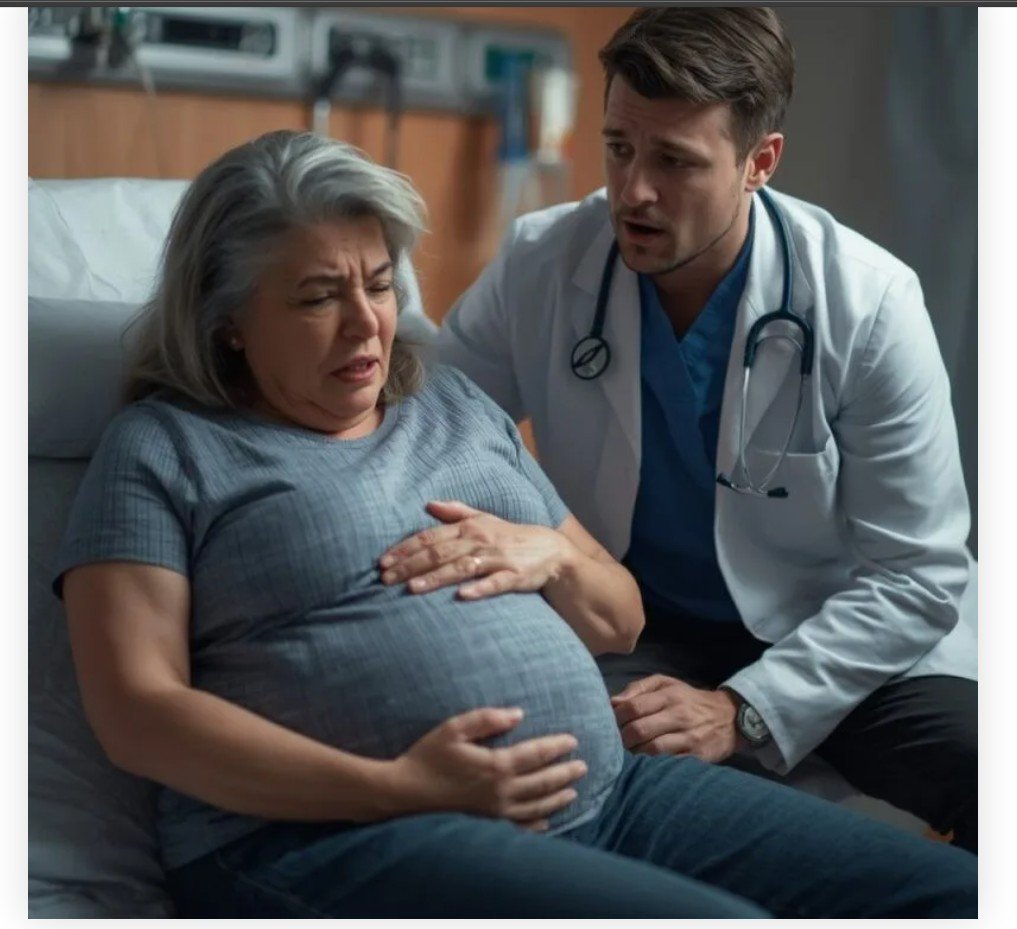 Η Τελευταία Ελπίδα Η Μάρτα ήταν πενήντα έξι ετών όταν αποφάσισε να πιστέψει ξανά στα θαύματα. Ένα μουντό πρωινό του Νοεμβρίου, υπό μια ψιχάλα που έπεφτε αθόρυβα, καθώς το άρωμα του φρεσκοαλεσμένου καφέ ανακατευόταν με τον ζεστό ατμό από τα φρεσκοπλυμένα ρούχα στο μικρό της διαμέρισμα στο Πεκς, ένιωσε ξαφνικά μια παράξενη ζάλη. Στην αρχή δεν έδωσε σημασία. «Απλώς στομάχι είναι…» σκέφτηκε. Όμως όταν η ζάλη επέμεινε για μέρες, συνοδευόμενη από μια ασυνήθιστη εσωτερική ζέστη, κάτι ξεχασμένο άρχισε να ξυπνάει μέσα της. «Δεν γίνεται…» ψιθύρισε μπροστά στον καθρέφτη. «Σ’ αυτή την ηλικία; Είναι αδύνατον…» Κι όμως, η σκέψη δεν έλεγε να φύγει. Την επόμενη μέρα μπήκε στο φαρμακείο και αγόρασε ένα τεστ εγκυμοσύνης, διστακτικά, σχεδόν αμήχανα, σαν έφηβη που κάνει κάτι απαγορευμένο. Ο φαρμακοποιός της χαμογέλασε διακριτικά, σαν να της έλεγε χωρίς λόγια: «Γιατί όχι; Όλα γίνονται.» Στο σπίτι, όταν είδε τις δύο ροζ γραμμές να σχηματίζονται στο μικρό πλαστικό παράθυρο, ένιωσε ένα κύμα ζέστης να πλημμυρίζει το σώμα της. Η καρδιά της χτυπούσε δυνατά· τα μάτια της γέμισαν δάκρυα. «Θεέ μου… γίνεται ακόμα;» Είχε εγκαταλείψει την ιδέα της μητρότητας στα σαράντα της. Ο σύζυγός της, ο Λάσλο, είχε φύγει από τη ζωή δεκαπέντε χρόνια πριν, χωρίς να αποκτήσουν παιδιά, κι εκείνη είχε συμφιλιωθεί με την ιδέα ότι η ζωή είχε χαράξει άλλη πορεία για εκείνη. Μα τώρα… τώρα κάτι έμοιαζε με θαύμα. Όταν το ανακοίνωσε στην αδελφή της, στην Ιλόνα, εκείνη την κοίταξε σαν να μην άκουγε καλά. «Μάρτα, πας καλά; Πενήντα έξι χρονών άνθρωπος;» «Το ξέρω… αλλά το τεστ είναι θετικό.» «Δεν είναι δυνατόν. Πρέπει να πας σε γιατρό αμέσως!» «Δεν θέλω κανείς να μου κλέψει αυτό το συναίσθημα», ψιθύρισε τρυφερά η Μάρτα, χαϊδεύοντας την κοιλιά της. «Το περίμενα μια ζωή.» Τελικά επισκέφθηκε έναν γιατρό, έναν νεαρό γυναικολόγο, τον Δρ. Άρον Κόβατς. Εκείνος εξέτασε τα αποτελέσματα με εμφανή απορία. «Κυρία… είστε πενήντα έξι, σωστά;» «Ναι.» «Εντάξει. Ας προχωρήσουμε, αλλά είναι εξαιρετικά ασυνήθιστο. Πρέπει να κάνουμε πλήρη έλεγχο.» Η Μάρτα έγνεψε, ενώ κοιτούσε το ταβάνι κατά τη διάρκεια της επίσκεψης. Το βλέμμα του γιατρού δεν αποκάλυπτε πολλά. «Οι ορμονικές σας τιμές είναι ανώμαλες. Θα μπορούσε να υπάρχει εγκυμοσύνη, αλλά χωρίς υπερηχογράφημα δεν μπορούμε να είμαστε βέβαιοι.» «Δεν θέλω μηχανήματα», είπε με πείσμα. «Παλιά οι γυναίκες γεννούσαν χωρίς τίποτα. Αν το θέλει ο Θεός, θα προστατέψει το παιδί μου.» Ο γιατρός σιώπησε, φανερά αντίθετος, αλλά δεν επέμεινε. «Αν νιώσετε πόνο ή αιμορραγία, ελάτε αμέσως.» «Δεν θα συμβεί τίποτα», αποκρίθηκε η Μάρτα. «Είναι το δώρο μου.» Εννέα Μήνες Πίστης και Ελπίδας Οι μήνες περνούσαν και η κοιλιά της Μάρτα φούσκωνε. Οι γείτονες ψιθύριζαν, οι ταμίες στο σούπερ μάρκετ την κοιτούσαν απορημένοι. «Την είδες; Η κυρία Μάρτα… μοιάζει σαν να περιμένει μωρό!» «Αποκλείεται. Θα ’ναι κάποια αρρώστια.» «Ή θαύμα», πετάχτηκε η κυρία Τέρκα, η ηλικιωμένη του τρίτου. «Ο Θεός έχει περίεργους δρόμους.» Η Μάρτα άκουγε, αλλά δεν την ένοιαζε. Κάθε πρωί τραγουδούσε ένα νανούρισμα της μητέρας της: «Κοιμήσου, αγγελούδι μου, ονειρέψου γλυκά…» Έβαζε το χέρι της στην κοιλιά της και ψιθύριζε: «Με ακούς; Σε περιμέναμε τόσο πολύ…» Στο παλιό της δερμάτινο ημερολόγιο έγραφε καθημερινά: «Σήμερα ένιωσα μια κίνηση. Ή έτσι μου φάνηκε. Σαν μια πεταλούδα. Λάσλο, μακάρι να ήσουν εδώ να το ζήσεις μαζί μου.» Με τον καιρό κουραζόταν όλο και περισσότερο. Η πλάτη της πονούσε, το στομάχι της ήταν συνεχώς σφιγμένο. Κι όμως η πίστη της ότι μέσα της μεγάλωνε μια ζωή ήταν πιο δυνατή από οποιονδήποτε πόνο. Η Ιλόνα επέμενε: «Μάρτα, σε παρακαλώ… δεν είναι φυσιολογικό. Πρέπει να σε δει γιατρός.» «Δεν υπάρχει τίποτα λάθος», απαντούσε ανυποχώρητα. «Το σώμα μου απλώς λειτουργεί διαφορετικά.» «Τουλάχιστον κάνε ένα υπερηχογράφημα.» «Όχι. Δεν θέλω να παρέμβει κανείς.» Η Ιλόνα έβλεπε τη Μάρτα να χλομιάζει μέρα με τη μέρα, αλλά δεν την έπειθε. Στον έβδομο μήνα άρχισαν έντονοι πόνοι. Η Μάρτα ξυπνούσε ιδρωμένη, φοβισμένη. «Ίσως απλώς κινείται το μωρό… Θα είναι δυνατό αγόρι», έλεγε για να ηρεμήσει. Μα ένας μικρός εσωτερικός ψίθυρος της έλεγε ότι κάτι δεν πήγαινε καλά. Κι εκείνη παρ’ όλα αυτά αρνιόταν να ακούσει. Ένα βράδυ, κάτω από έναν ουρανό γεμάτο μαύρα σύννεφα, στάθηκε μπροστά στον καθρέφτη και χάιδεψε την κοιλιά της. «Αύριο πάμε στο νοσοκομείο, μικρή μου», είπε. «Λένε πως έφτασε η ώρα. Λυπάμαι… φοβάμαι λίγο.» Η Αποκάλυψη Το επόμενο πρωί, η Ιλόνα τη συνόδευσε στο νοσοκομείο. Η Μάρτα χαμογελούσε, φωτισμένη από την προσμονή. «Ονειρεύτηκα ότι είναι αγόρι», είπε. «Και ο Λάσλο γελούσε δίπλα μου.» «Να είσαι δυνατή…» ψιθύρισε η Ιλόνα και της έσφιξε το χέρι. Ο Δρ. Κόβατς σήκωσε τα φρύδια του όταν την είδε. «Καλά κάνατε που ήρθατε. Ας κάνουμε μια εξέταση.» Η Μάρτα ξάπλωσε. Ο γιατρός συνοφρυώθηκε και ζήτησε το υπερηχογράφημα. «Τι συμβαίνει;» ρώτησε η Μάρτα, νιώθοντας ένα ρίγος. Ο γιατρός κοίταξε την οθόνη, ύστερα εκείνη. «Μάρτα… ηρέμησε. Αυτό που βλέπω δεν είναι εγκυμοσύνη.» Η σιωπή έπεσε βαριά. «Τι…;» «Δεν υπάρχει έμβρυο. Υπάρχει ένας μεγάλος όγκος, περίπου…» (το μέγεθος λείπει στο αρχικό κείμενο)