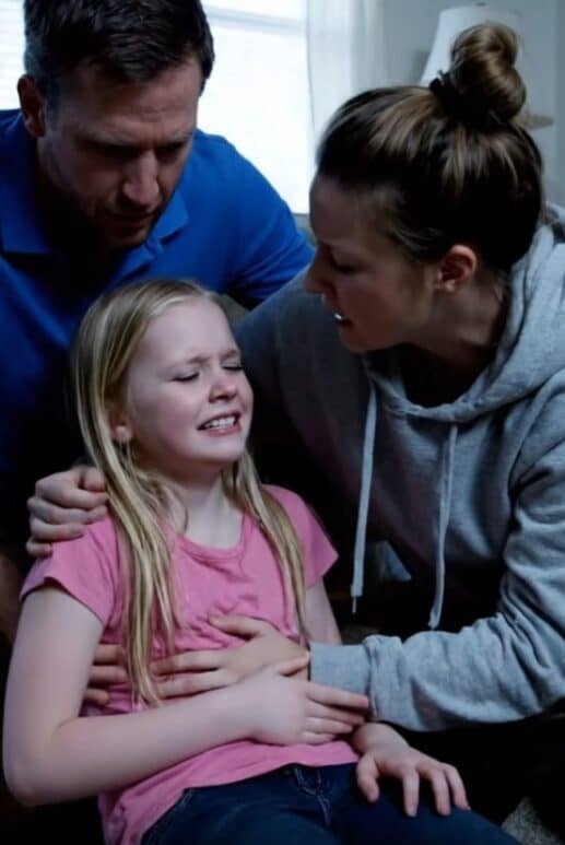 «Τι βρήκατε; Τι βρήκατε;» φώναξα με σπασμένη φωνή, καθώς οι νοσοκόμες σήκωσαν το βλέμμα τους πίσω από τον πάγκο. Το χέρι του Ντέιβιντ άρπαξε το μπράτσο μου σαν νύχι. «Κυρία, σας παρακαλώ, ηρεμήστε. Ας καθίσουμε για λίγο», είπε. Αλλά δεν μπορούσα. «Πείτε μου τι βρήκατε σε εκείνο το σπίτι! Εξηγήστε μου γιατί δίνετε στην κόρη μου ενεργό άνθρακα!» απαίτησα. Ο αστυνομικός —το σήμα του έγραφε Σάτον— αναστέναξε βαθιά. Τα μάτια του δεν έδειχναν απλώς κούραση, αλλά τη σιωπηλή παραίτηση κάποιου που είχε δει τα χειρότερα της ανθρώπινης ψυχής. «Ερευνήσαμε το σπίτι της κυρίας Όλμπραϊτ», είπε με χαμηλή, συγκρατημένη φωνή. «Ήταν… σιωπηλό. Μια ανησυχητική σιωπή. Όταν μπήκαμε, καθόταν στην πολυθρόνα της και παρακολουθούσε ένα τηλεπαιχνίδι.» «Ένα… τηλεπαιχνίδι;» ψιθύρισε ο Ντέιβιντ, δύσπιστος. «Δεν έδειξε καμία έκπληξη που μας είδε», συνέχισε ο Σάτον. «Αρχίσαμε να ερευνούμε την κουζίνα. Κυρία… οι συνθήκες ήταν ανησυχητικές. Το πρώτο πράγμα που μας χτύπησε ήταν η μυρωδιά. Βρήκαμε δεκάδες κονσέρβες, με ημερομηνίες λήξης από τη δεκαετία του ’80. Μερικές, ακόμα και από τη δεκαετία του ’70.» Ένιωσα το αίμα να φεύγει από το πρόσωπό μου. «Ω, Θεέ μου. Θεέ μου…» «Αλλά αυτό δεν ήταν το ζητούμενο. Με βάση την τοξικολογική αναφορά, ψάχναμε κάτι συγκεκριμένο. Το βρήκαμε στο φαρμακείο της, αλλά και στο ντουλάπι, κρυμμένο μέσα σε ένα βάζο με αλεύρι.» Έβγαλε ένα μικρό σημειωματάριο από την τσέπη της, αν και δεν χρειάστηκε να το κοιτάξει. Το ήξερε απ’ έξω. «Βρήκαμε αρκετά μπουκαλάκια με ληγμένα φάρμακα. Όμως ένα συγκεκριμένο τράβηξε την προσοχή μας. Ένα φάρμακο που έχει ανακληθεί στις Ηνωμένες Πολιτείες εδώ και πάνω από είκοσι χρόνια. Ένα ισχυρό φάρμακο… που, μόλις λήξει, μετατρέπεται σε μια εξαιρετικά τοξική και διαβρωτική ουσία.» Οι λέξεις της με χτύπησαν σαν μαχαίρι. «Διαβρωτική; Τι… τι σημαίνει αυτό;» κατάφερα να ψελλίσω. «Έχουμε λόγους να πιστεύουμε —και επιβεβαίωση— ότι τα χάπια αυτά τα θρυμμάτισε και τα ανακάτεψε σκόπιμα στο φαγητό που προοριζόταν για την κόρη της.» Ο κόσμος μου κατέρρευσε. Τα φώτα φθορισμού τρεμόπαιξαν σαν σιωπηλή κραυγή. Ο Ντέιβιντ έκανε μερικά βήματα πίσω, μέχρι που στήριξε την πλάτη του στον τοίχο. «Αλλά… γιατί;» Η φωνή του ήταν ένας σπασμένος ψίθυρος. «Γιατί να το κάνει; Η Έμιλι την αγαπούσε. Την εμπιστευόμασταν. Την ξέραμε δέκα χρόνια! Γιατί;» Ο πράκτορας Σάτον με κοίταξε. Το βλέμμα του δεν ήταν πια επαγγελματικό· υπήρχε κάτι πιο σκοτεινό, μια ερευνητική περιέργεια. «Την ρωτήσαμε κι εμείς», είπε τελικά. «Στην αρχή δεν μίλησε. Συνέχισε να βλέπει τηλεόραση. Μετά γύρισε το κεφάλι της, κοίταξε τον συνάδελφό μου και είπε: “Ήταν εξαιτίας της Έμμα.” Είπε το όνομά σας, κυρία.» «…εξαιτίας μου;» Έκανα ένα βήμα πίσω, σαν να με είχαν χτυπήσει. «Τι σχέση έχω εγώ μ’ αυτό;» «Την ανακρίναμε ξανά», είπε η Σάτον με σκυθρωπή φωνή. «Είπε μια ιστορία. Κάτι που, όπως ισχυρίζεται, συνέβη πριν από χρόνια. Είπε: “Η Έμμα την άφησε να πεθάνει.” Ισχυρίστηκε πως αρνηθήκατε να τη βοηθήσετε όταν ο άντρας της ήταν άρρωστος και ότι… αυτό… ήταν δικαιοσύνη.» Ο διάδρομος γύρισε γύρω μου. «Αρνήθηκα… να τη βοηθήσω;» επανέλαβα, ψάχνοντας να καταλάβω. Και τότε, σαν να με χτύπησε κάτι βαρύ, η ανάμνηση επέστρεψε. Δεν ήταν «πολύ παλιά». Ήταν πριν τρία χρόνια. Τρία ακριβώς. Ο σύζυγος της Μάργκαρετ, ο Άρθουρ, ήταν άρρωστος. Όχι απλώς άρρωστος — πέθαινε. Ένας επιθετικός, ανελέητος καρκίνος. Μέσα στην απόγνωσή της, η Μάργκαρετ άρχισε να ψάχνει εναλλακτικές «θεραπείες»… όχι ιατρικές, αλλά διαδικτυακές απάτες. Η ανάμνηση ξαναζωντάνεψε, με τη μυρωδιά της βροχής και του φόβου. Μια βροχερή Τρίτη. Η Μάργκαρετ ήρθε στην πόρτα μου, μουσκεμένη, τα μάτια της διάπλατα. Κρατούσε ένα εκτυπωμένο άρθρο. «Έμμα, σε παρακαλώ», είπε τρέμοντας. «Είναι μια νέα θεραπεία από μια κλινική στη Γερμανία. Έχει ποσοστό επιτυχίας 90%! Αλλά είναι ακριβή. Πρέπει να στείλουμε τα χρήματα σήμερα.» Κοίταξα το χαρτί. Ήταν ξεκάθαρη απάτη: θολές φωτογραφίες, υποσχέσεις-θαύματα, και αίτημα για αποστολή 15.000 δολαρίων σε λογαριασμό χωρίς στοιχεία. «Μάργκαρετ…» είπα απαλά, ενώ της έφτιαχνα λίγο τσάι. «Αυτό δεν φαίνεται αληθινό. Νομίζω πως είναι απάτη. Ας καλέσουμε τον γιατρό του Άρθουρ, ας ζητήσουμε βοήθεια από το νοσοκομείο…» Το πρόσωπό της πάγωσε. Η απελπισία μετατράπηκε σε θυμό. «Δεν θέλεις να με βοηθήσεις», είπε πικρά. «Προσπαθώ να σε βοηθήσω», είπα. «Θέλω να σε προστατεύσω από αυτούς.» «Έχετε λεφτά», ρουθούνισε. «Εσύ κι ο Ντέιβιντ. Το καινούργιο σου αυτοκίνητο, οι διακοπές σου. Τα έχεις. Απλώς δεν θέλεις. Τον αφήνεις να πεθάνει.» Πέταξε το φλιτζάνι στο σκαλί της πόρτας. Έσπασε σε χίλια κομμάτια. Έφυγε μέσα στη βροχή και δεν μου ξαναμίλησε ποτέ. Μέχρι τώρα. Ο Άρθουρ πέθανε δύο εβδομάδες αργότερα. Νόμιζα πως η απομάκρυνσή της ήταν από τη θλίψη. Της έστειλα φαγητό, ένα σημείωμα. Όλα γύρισαν πίσω, σφραγισμένα. Κι έτσι, απλώς σταματήσαμε να προσπαθούμε. «Θεέ μου…» ψιθύρισα με λυγμούς, γλιστρώντας στον τοίχο μέχρι που κάθισα στο πάτωμα. «Ήταν απάτη. Ήθελε λεφτά για μια ψεύτικη θεραπεία. Είπα όχι. Προσπάθησα να τη σώσω.» Κι εκείνη… το ερμήνευσε ως προδοσία.