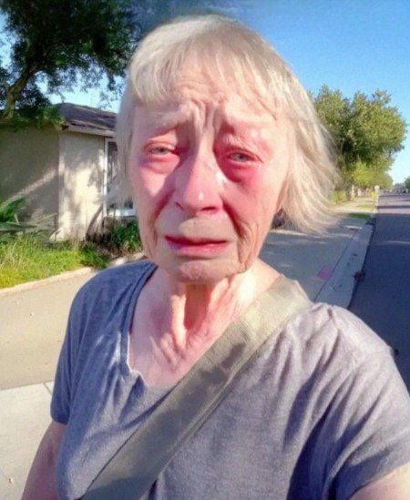 Ονομάζομαι Μάρτα και είμαι εβδομήντα δύο ετών. Στη διάρκεια της ζωής μου έχω μάθει μια απλή αλλά βαθιά αλήθεια: η αγάπη δεν περιορίζεται σε ένα συναίσθημα· εκφράζεται μέσα από τις πράξεις μας. Συχνά, είναι οι μικρές, ταπεινές χειρονομίες που δείχνουν πόσο νοιαζόμαστε για κάποιον και πόσο εκτιμούμε την παρουσία του στη ζωή μας. Αφιέρωσα ολόκληρη τη ζωή μου στην κόρη μου, την Άντζελα, και αργότερα στην εγγονή μου, τη Ράιλι. Μεγάλωσα την Άντζελα μόνη μου, αφού ο πατέρας της —ο σύζυγός μου, ο Μπιλ— δεν κατάφερε να σταθεί επαγγελματικά. Η ζωή μου κύλησε ανάμεσα στα ράφια της βιβλιοθήκης όπου εργαζόμουν και στο μικρό μας σπίτι, πάντα όμως με μια καρδιά γεμάτη αγάπη και θαλπωρή. Τα χρήματα δεν ήταν ποτέ αρκετά, αλλά δεν αφήσαμε ποτέ να μας λείψουν τα ουσιαστικά. Φρόντιζα πάντα να υπάρχει ζεστασιά και ασφάλεια για τους δικούς μου ανθρώπους. Όταν γεννήθηκε η Ράιλι, η αγάπη μου πολλαπλασιάστηκε. Την πήγαινα στο νηπιαγωγείο, έραβα στολές για τις σχολικές γιορτές, έφτιαχνα τούρτες σε σχήμα κάστρου ή δεινοσαύρου και προσπαθούσα να είμαι πάντα εκεί, κάθε φορά που η κόρη μου χρειαζόταν ένα διάλειμμα. Ήμουν η γιαγιά που είχε πάντα κάτι μικρό στην τσέπη της —μια τσίχλα, ένα μπρελόκ, κάτι ικανό να φωτίσει το πρόσωπο της εγγονής της. Όμως η ζωή, καμιά φορά, μας δοκιμάζει σκληρά. Η Άντζελα έφυγε ξαφνικά από τη ζωή στα σαράντα δύο της, χτυπημένη από μια ασθένεια. Έμεινα μόνη με τη Ράιλι, που τότε ήταν δεκαπέντε ετών. Έγινα για εκείνη μητέρα, φίλη και στήριγμα. Μαζί περάσαμε τη θλίψη, μάθαμε να ανασαίνουμε ξανά και βρήκαμε τη δύναμη να χαμογελάμε στις μικρές χαρές. Η Ράιλι μεγάλωσε ανεξάρτητη και δυναμική. Ερωτεύτηκε την τέχνη της διοργάνωσης εκδηλώσεων — έκοβε φωτογραφίες από περιοδικά, σχεδίαζε λεπτομέρειες, έβρισκε έμπνευση παντού. Μου εκμυστηρεύτηκε κάποτε το όνειρό της: να κάνει έναν «γάμο σαν παραμύθι», αλλά φοβόταν πως θα κόστιζε υπερβολικά. Τότε θυμήθηκα το παλιό μας σπίτι — τα γέλια της Άντζελα, τα παιδικά βήματα της Ράιλι στο πάτωμα, τις οικογενειακές μας στιγμές — και πήρα μια απόφαση: να πουλήσω το σπίτι μας και να χρησιμοποιήσω τα χρήματα για να πραγματοποιηθεί το όνειρο της εγγονής μου. Η Ράιλι δάκρυσε από συγκίνηση και με ευχαρίστησε με όλη της την ψυχή. Για μένα, το χαμόγελό της άξιζε τα πάντα· η ευτυχία της ήταν ο λόγος της ύπαρξής μου. Όμως, όσο πλησίαζε η μέρα του γάμου, δεν υπήρχε καμία ενημέρωση: ούτε πρόβα νυφικού, ούτε προσκλήσεις, ούτε κανένα νέο. Πήγα να τη δω και άκουσα λόγια που με πλήγωσαν βαθιά: —Γιαγιά, δεν θα είσαι καλεσμένη. Θέλουμε οι καλεσμένοι να είναι όλοι νέοι, γεμάτοι ενέργεια. Ήταν ένα πλήγμα βαρύ. Όλα όσα είχα κάνει για εκείνη φάνηκαν ξαφνικά ασήμαντα. Πήρα μια βαθιά ανάσα, προσπάθησα να συγκρατηθώ και να σκεφτώ καθαρά. Η Ράιλι οργάνωσε τελικά τον γάμο μόνη της και επέστρεψε τα χρήματα στην τράπεζα. Λίγες μέρες αργότερα, ήρθε σε μένα με δάκρυα στα μάτια. Της είπα πως είχε χαθεί μέσα στις λεπτομέρειες, στις εικόνες και στις συμβουλές των άλλων, και ξέχασε ποιος ήταν πάντα δίπλα της. Αγκαλιαστήκαμε σφιχτά και αποφασίσαμε να ετοιμάσουμε τον γάμο μαζί. Η τελετή έγινε σε έναν όμορφο δημόσιο κήπο, κοντά στη βιβλιοθήκη όπου είχα δουλέψει τόσα χρόνια. Το νυφικό ήταν απλό, μα κομψό. Ζωντανή τζαζ γέμιζε τον αέρα. Παιδιά και μεγάλοι χόρευαν, τραγουδούσαν, γελούσαν. Η χαρά ήταν αληθινή, χωρίς τίποτα στημένο. Όταν ο γαμπρός την οδήγησε στο βωμό, είπε δυνατά: «Αυτή η γυναίκα ήταν πάντα δίπλα μου. Με έχει σώσει αμέτρητες φορές.» Εκείνη τη στιγμή κατάλαβα βαθιά μέσα μου πως η αληθινή αγάπη βρίσκεται στη φροντίδα, στη στήριξη και στην προθυμία να θυσιαστείς για εκείνους που αγαπάς. Οι καλές πράξεις επιστρέφουν πάντα· η ειλικρινής στοργή αφήνει ανεξίτηλο αποτύπωμα στις ζωές των ανθρώπων. Σήμερα ξέρω πως η ευτυχία δεν μετριέται με χρήματα ούτε με εμφάνιση. Βρίσκεται στις στιγμές που μοιραζόμαστε, στην προσφορά, στη χαρά που δίνουμε. Αυτή είναι η μεγαλύτερη κληρονομιά που μπορούμε να αφήσουμε στα παιδιά και στα εγγόνια μας.