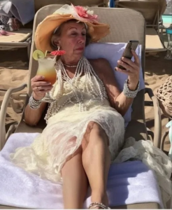 Μια εβδομάδα στο παραθαλάσσιο σπίτι της οικογένειας του φίλου μου υποτίθεται πως θα μας έφερνε πιο κοντά· τελικά, όμως, αποκάλυψε ένα μυστικό τεστ, για το οποίο δεν είχα την παραμικρή ιδέα. Είμαι 31 χρονών και μόλις είχα επιστρέψει από διακοπές που θα έπρεπε να είναι χαλαρωτικές. Δεν ήταν. Καθόμουν στη βεράντα, με τις βαλίτσες δίπλα μου και έναν κόμπο στο λαιμό, αναρωτώμενη ποιος στο καλό με είχε πείσει να αρραβωνιαστώ. Ας πάρουμε, όμως, τα πράγματα από την αρχή. Τον Μπράντον τον γνώρισα πριν από έναν χρόνο, σε ένα πάρτι αρραβώνων. Ήταν 32, πάντα καλοντυμένος, με εκείνη τη γοητεία ενός κορυφαίου μεσίτη: ακριβά παπούτσια, σίγουρη χειραψία, τέλεια δόντια, και ένα βλέμμα που δεν ξεκολλούσε από το δικό σου όταν μιλούσε. Μου άρεσε από την πρώτη στιγμή. Ήταν ζεστός χαρακτήρας, λίγο παλιομοδίτης — άνοιγε πόρτες, με φώναζε «αγάπη μου», και είχε εκείνη την αβίαστη, ιπποτική συμπεριφορά. Ερωτευτήκαμε γρήγορα. Τα δείπνα έγιναν Σαββατοκύριακα. Τα Σαββατοκύριακα έγιναν «Σ’ αγαπώ». Οι φίλοι μου με πείραζαν ότι όλα προχωρούσαν γρήγορα, αλλά πρώτη φορά στη ζωή μου όλα έμοιαζαν απλά. Δύο μήνες πριν, σε μια πεζοπορία στο Άσβιλ, μου έκανε πρόταση γάμου. Ήταν ήσυχα, οικεία, μόνο εμείς ανάμεσα στα πεύκα και τα πουλιά. Δεν με ένοιαζε που τα νύχια μου ήταν ατημέλητα ή που ιδρωνα από την ανηφόρα — έκλαψα και είπα «ναι» χωρίς δεύτερη σκέψη. Ξεκινήσαμε να σχεδιάζουμε τον γάμο. Εκείνος προτιμούσε άνοιξη. Εγώ ονειρευόμουν φθινόπωρο. Είχα τρεις mood boards στο Pinterest· εκείνος κανένα. Όλα φυσιολογικά. Τίποτα περίεργο. Τίποτα ανησυχητικό. Ώσπου μια μέρα γύρισε σπίτι με μια… πρόταση. «Η μαμά μου οργανώνει διακοπές στην παραλία», είπε αφήνοντας τα κλειδιά στο μπολ. «Στη Νότια Καρολίνα, στο οικογενειακό σπίτι. Θέλει να έρθεις.» Τον κοίταξα πάνω από το λάπτοπ. «Αλήθεια;» Προσπάθησε να ακουστεί χαλαρός, αλλά τα μάτια του είχαν μια παράξενη λάμψη. «Θέλει να σε γνωρίσει καλύτερα πριν τον γάμο. Ξέρεις πώς είναι.» Είχα δει την Τζάνετ μερικές φορές. Πάντα άψογη, πάντα με μαργαριτάρια, πάντα να κρίνει με ένα χαμόγελο που δεν ήξερες αν ήταν ευγένεια ή απειλή. Αποκαλούσε τον Μπράντον «το αγόρι», λες και ήταν ακόμη σε νηπιαγωγείο. Κάποτε με ρώτησε αν η οικογένειά μου «πιστεύει στους τρόπους στο τραπέζι». Μια άλλη φορά, βλέποντας το λιλά βερνίκι νυχιών μου, σχολίασε: «Πόσο… τολμηρό.» Κάθε συνάντηση μαζί της ήταν σαν σιωπηλή εξέταση. Δεν έκρινε τα νύχια. Εμένα έκρινε. Αλλά σκέφτηκα ότι μια εβδομάδα στην παραλία —μακριά από την πίεση— ίσως βοηθούσε. Ή απλώς θα ξάπλωνα στην άμμο και θα ξέχναγα για λίγο το μενού του γάμου. Έφτιαξα τις βαλίτσες μου. Φτάσαμε μια ηλιόλουστη Πέμπτη. Το σπίτι ήταν όμορφο, ολόλευκο, με ξύλινες βεράντες και τον ήχο των κυμάτων να φτάνει ως την είσοδο. Έσερνα τη βαλίτσα όταν ο Μπράντον στράφηκε προς το μέρος μου. «Α, ναι», είπε σαν να το θυμήθηκε εκείνη τη στιγμή, «θα κοιμηθούμε σε ξεχωριστά δωμάτια.» «Τι;» είπα απότομα. Έδειξε τη μητέρα του, που ήδη έδινε εντολές μέσα στο σπίτι. «Είναι απλώς… νομίζει ότι δεν πρέπει να κοιμόμαστε μαζί πριν από τον γάμο.» «Και δεν μπορούσες να μου το πεις πριν;» «Είναι παραδοσιακή, Κιάρα. Σεβόμαστε τις πεποιθήσεις της.» Ήθελα να ουρλιάξω, αλλά ήμουν κουρασμένη. Συμφώνησα — λάθος μεγάλο. Την επόμενη μέρα, έφτιαχνα καφέ όταν μπήκε η Τζάνετ με μπουρνούζι, περιοδικό και κακή διάθεση. «Κιάρα, αγάπη μου», είπε χτυπώντας την κούπα της στον πάγκο, «θα μπορούσες να τακτοποιήσεις λίγο το δωμάτιό μου; Ένα ελαφρύ καθάρισμα μόνο. Η κοπέλα που δουλεύει εδώ είναι απαράδεκτη.» «Συγγνώμη;» «Απλώς σκέφτηκα… αφού θα γίνεις η κυρία του σπιτιού, καλό είναι να εξασκηθείς.» Πήρα τα γυαλιά ηλίου μου. «Νομίζω πως θα πάω έναν περίπατο.» Και από εκεί χειροτέρευσε. Στην παραλία, κάτω από μια τεράστια ομπρέλα: «Αγάπη μου, θα μου φέρεις ένα ποτάκι;» Μετά: «Μπορείς να μου βάλεις αντηλιακό;» Και αργότερα: «Μπορείς να μου κάνεις λίγο μασάζ στα πόδια; Οι αρθρώσεις μου σήμερα…» Έμεινα άφωνη. Κοίταξα τον Μπράντον. Έπαιζε paddleball, αδιάφορος. «Τζάνετ», είπα ήρεμα, «είμαι κι εγώ σε διακοπές.» Το χαμόγελό της σκλήρυνε. Λίγο μετά, ο Μπράντον μου τηλεφώνησε: «Τι έπαθες; Η μαμά μου προσπαθεί να σε συμπεριλάβει.» «Να με συμπεριλάβει σε τι; Στις δουλειές της;» Καμία απάντηση. Την τέταρτη μέρα, στο δείπνο, επέκρινε τα πάντα: το μενού, τα θαλασσινά, την “έλλειψη μαγειρικής μου εμπειρίας”. Ο Μπράντον απλώς έπινε το κρασί του. Ανέβηκα στο δωμάτιο, προσποιούμενη πονοκέφαλο. Αργότερα, κατεβαίνοντας να βρω το κινητό μου, άκουσα φωνές στην κουζίνα. «Δεν πέρασε το τεστ ποδιών», γέλασε η Τζάνετ. «Είδες τη φάτσα της;» «Το ξέρω», είπε ο Μπράντον. «Και αρνήθηκε να καθαρίσει το δωμάτιο.» «Είναι η πέμπτη», είπε η Τζάνετ. Πέμπτη; Πάγωσα. «Να της το πούμε τώρα;» ψιθύρισε ο Μπράντον. «Όχι. Ας το καταλάβει μόνη της. Αν δεν αντέχει λίγες απλές διακοπές, δεν θα αντέξει την οικογένεια.» Ανέβηκα πάνω, η καρδιά μου κόντευε να σπάσει. Κοίταξα τις παλιές τους φωτογραφίες. Τις αναγνώρισα αμέσως: τέσσερις γυναίκες, χαμογελαστές δίπλα στην Τζάνετ, στο ίδιο παραθαλάσσιο σπίτι. Όλες «η νέα κοπέλα». Όλες… εξαφανίστηκαν μετά. Ήμουν η πέμπτη. Και με δοκίμαζαν για να δουν αν «ταιριάζω». Την επόμενη μέρα, όταν είπαν ότι θα πηγαίναμε για πρωινό, έβαλα το πιο κουρασμένο βλέμμα που μπορούσα και είπα…