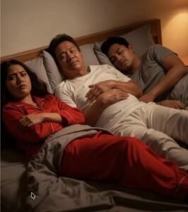 Η νύχτα του γάμου μας — που υποτίθεται πως θα ήταν η πιο ευτυχισμένη στιγμή της ζωής μου — μετατράπηκε σε εφιάλτη. Καθώς επιστρέφαμε στην κρεβατοκάμαρά μας, η πόρτα άνοιξε ξαφνικά. Ο πεθερός μου, ένας αδύνατος άντρας γύρω στα εξήντα, με μάτια που σε κάρφωναν, μπήκε μέσα κρατώντας ένα μαξιλάρι και μια κουβέρτα. «Θα κοιμηθώ μαζί σας απόψε», είπε ήρεμα, σαν να μην υπήρχε τίποτα το παράξενο σε αυτό. «Είναι οικογενειακή παράδοση. Την πρώτη νύχτα, ένας “τυχερός άντρας” πρέπει να βρίσκεται στο δωμάτιο των νεόνυμφων για να μπορέσουν να κάνουν παιδί. Ο παππούς σου έκανε το ίδιο.» Πάγωσα. Κοίταξα τον άντρα μου, περιμένοντας να το πάρει ως αστείο, αλλά εκείνος έγνεψε ελαφρά και χαμογέλασε. «Μπαμπά, είναι μόνο για μία νύχτα. Αγάπη μου, έτσι γίνεται στην οικογένειά μας…» Η καρδιά μου βούλιαξε. Ήθελα να αρνηθώ, αλλά ήξερα πως, αν δημιουργούσα σκηνή τη νύχτα του γάμου μας, όλοι θα με έβλεπαν σαν αγενή κι ασεβή. Έτσι σώπασα και ξάπλωσα όσο πιο μακριά μπορούσα στην άκρη του κρεβατιού. Τρία άτομα, ένα κρεβάτι. Με δυσκολία ανέπνεα. Ο αέρας ήταν βαρύς, σχεδόν αποπνικτικός. Με τα χέρια του άρχισε να με μετακινεί, να διορθώνει τη στάση μου, να τακτοποιεί το μαξιλάρι και την κουβέρτα μου, σαν να ήμουν αντικείμενο που έπρεπε να τοποθετηθεί σωστά σε μια «ιερή παράδοση» που εκείνος ένιωθε υποχρέωση να τηρήσει. Ένα ρίγος διαπέρασε τη ραχοκοκαλιά μου. Δεν υπήρχε σωματική βία, αλλά ο τρόπος που χειριζόταν το σώμα μου με έκανε να νιώθω βαθιά, τρομακτικά άβολα. Ξαφνικά σηκώθηκα. «Μπαμπά, τι κάνεις;» ρώτησε ο άντρας μου, ανάβοντας το φως. Ο τόνος του παρέμενε ήρεμος, σχεδόν καθησυχαστικός. «Μην το κάνεις μεγάλο θέμα στην πρώτη μας νύχτα. Είναι μεγαλύτερος… θέλει απλώς να σεβόμαστε την παράδοση…» Έτρεμα. Τα δάκρυα κυλούσαν στο πρόσωπό μου. Εκείνη τη στιγμή κατάλαβα πως, αν έμενα, θα ζούσα μια ζωή γεμάτη πίεση, έλεγχο και έλλειψη ιδιωτικότητας. Το επόμενο πρωί, ενώ όλοι έτρωγαν πρωινό, μάζεψα ήσυχα τα πράγματά μου, άφησα το δαχτυλίδι μου στο τραπέζι και έφυγα χωρίς να κοιτάξω πίσω. Το απόγευμα, η μητέρα μου με πήγε σε δικηγόρο. Υπέβαλα αίτηση ακύρωσης και κατέθεσα την ηχογράφηση στην οποία ακουγόταν καθαρά ο πεθερός μου να με μετακινεί, να τακτοποιεί το μαξιλάρι μου και την κουβέρτα μου. Η παραβίαση της ιδιωτικότητάς μου ήταν απροκάλυπτη. Όταν την άκουσα αργότερα, δεν έκλαψα. Ένιωσα άδεια… και μετά ανακουφισμένη. Ο δικηγόρος με ρώτησε αν μετάνιωνα. Απάντησα: «Όχι. Αν είχα σωπάσει, θα ζούσα με φόβο για πάντα. Τώρα ξέρω πως πήρα τη σωστή απόφαση.» Μήνες αργότερα, το δικαστήριο ενέκρινε την ακύρωση. Μετακόμισα σε μια νέα πόλη, άλλαξα αριθμό και άρχισα από την αρχή. Κάποιοι με ρώτησαν γιατί δεν το κράτησα μυστικό — από φόβο για κουτσομπολιά. Απλώς χαμογέλασα. «Τα μυστικά προστατεύουν την ντροπή. Κι εγώ δεν νιώθω πια ντροπή.» Δεν είχα μια ονειρεμένη νύχτα γάμου. Είχα όμως μια αυγή ελευθερίας — μια στιγμή που έμαθα πως δεν αξίζουν όλες οι παραδόσεις σεβασμό και πως το θάρρος μιας γυναίκας μπορεί να γίνει η αρχή της αλλαγής για ολόκληρη οικογένεια.