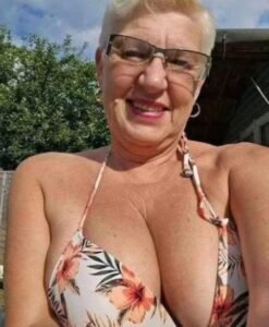 Η Θεία Κλαούντια Πάντα ένιωθα έναν βαθύ θαυμασμό για τη θεία Κλαούντια. Ήταν η ψυχή της οικογένειας, ο άξονας γύρω από τον οποίο περιστρέφονταν όλες μας οι γιορτές. Η παρουσία της προκαλούσε σεβασμό· διέθετε εκείνη την ακαταμάχητη σιγουριά ανθρώπου που μοιάζει να έχει τον απόλυτο έλεγχο. Από έξω φαινόταν να τα έχει όλα: μια υποδειγματική οικογένεια, ένα σπίτι σαν βγαλμένο από περιοδικό, μια ζωή που πολλοί θα ζήλευαν. Κι όμως… κάτι πάνω της πάντα με ενοχλούσε. Ποτέ δεν αποδέχτηκε την απόφασή μου να μη γίνω μητέρα — και ούτε προσπάθησε ποτέ να το κρύψει. Σε κάθε οικογενειακό δείπνο, όταν η κουβέντα έφτανε στα παιδιά, με κοίταζε με εκείνη τη βλέψη που διαπερνά, σαν να είχα διαπράξει ένα είδος προδοσίας απέναντι στη φύση. «Ξέρεις, Μαντλίν,» έλεγε με εκείνο το σφιγμένο χαμόγελο που δεν άγγιζε ποτέ τα μάτια της, «θα το μετανιώσεις μια μέρα. Είναι εγωιστικό να αρνείσαι τη μητρότητα.» Προσπαθούσα να την αγνοήσω, να δείχνω ατάραχη — αλλά τα λόγια της με πλήγωναν. Όχι μόνο για το περιεχόμενό τους, αλλά για τον τόνο, την απόλυτη βεβαιότητα ότι η δική της αλήθεια ήταν η μόνη σωστή. Και, κάποιες στιγμές, με έκανε να αμφιβάλλω για μένα την ίδια. Κι όμως, βαθιά μέσα μου, ήξερα πως η επιλογή μου ήταν αληθινή. «Σπαταλάς τη ζωή σου, αγαπητή μου. Η οικογένεια είναι το μόνο που μετράει», έλεγε με εκείνον τον τρυφερά υποτιμητικό τρόπο που σημαίνει: εγώ ξέρω καλύτερα. Ήταν εξαντλητικό. Η θεία Κλαούντια, μητέρα τριών παιδιών που λάτρευε, δεν μπορούσε να καταλάβει ότι για κάποιους η ευτυχία δεν περνάει μέσα από την τεκνοποίηση. Αλλά εγώ δεν ήθελα παιδιά — κι αυτό δεν με έκανε εγωίστρια. Με έκανε απλώς ειλικρινή με τον εαυτό μου. Η Απρόσμενη Ανατροπή Μια μέρα, όλα άλλαξαν. Η ζωή της θείας Κλαούντια πήρε μια τροπή που κανείς δεν θα μπορούσε να προβλέψει. Η κόρη της, η Έμιλι —το καμάρι της οικογένειας— ανακοίνωσε πως περίμενε το δεύτερό της παιδί. Η Κλαούντια έλαμπε από ευτυχία· έμοιαζε η τέλεια στιγμή να επιβεβαιώσει, άλλη μια φορά, την πίστη της στην «ιερότητα της μητρότητας». Αυτή τη φορά, όμως, κάτι ήταν διαφορετικό. Η Έμιλι έλαμπε πραγματικά· μετά από χρόνια μάχης με την υπογονιμότητα, εκείνη και ο σύζυγός της ζούσαν την εγκυμοσύνη σαν ένα θεϊκό δώρο. Η χαρά της ήταν αγνή, μεταδοτική. Και η θεία Κλαούντια δεν έχασε ούτε στιγμή να διαδώσει τα νέα — τηλεφωνήματα, φωτογραφίες, αναρτήσεις. Μου έγραψε κιόλας: «Αυτό, Μαντλίν, είναι αληθινή οικογένεια. Όταν γεννηθεί το μωρό, θα καταλάβεις.» Πέρασαν οι μήνες. Εγώ, όπως πάντα, κρατούσα αποστάσεις. Για εκείνη, η ζωή χωρίς παιδιά παρέμενε μια χαμένη ζωή. Αλλά η ζωή… έχει τον τρόπο της να τα ανατρέπει όλα. Η Πτώση Ένα απόγευμα Κυριακής, χτύπησε το τηλέφωνο. Ήταν η Έμιλι — η φωνή της σχεδόν ψίθυρος μέσα από λυγμούς: «Μαντλίν… σε παρακαλώ, έλα. Σε χρειάζομαι.» Η καρδιά μου χτύπησε δυνατά. Όταν έφτασα στο σπίτι της, η θεία Κλαούντια ήταν χλωμή, σαν να είχε αδειάσει από μέσα της. Η Έμιλι καθόταν στον καναπέ, τυλιγμένη σε μια κουβέρτα, με μάτια πρησμένα από το κλάμα. «Τι συνέβη;» ρώτησα σχεδόν ψιθυριστά. «Έχασα το μωρό, Μαντλίν. Ήταν πολύ νωρίς… δεν μπορούσαν να κάνουν τίποτα.» Ένιωσα τον κόσμο να παγώνει. Η Έμιλι, που είχε παλέψει τόσο πολύ, που είχε πιστέψει ξανά στο θαύμα… Γονάτισα μπροστά της, κράτησα το χέρι της σφιχτά. Δεν υπήρχαν λόγια. Η θεία Κλαούντια πλησίασε αργά, την αγκάλιασε σιωπηλά. Και για πρώτη φορά, άκουσα τη φωνή της να σπάει: «Δεν ξέρω πώς να την παρηγορήσω… Νόμιζα πως αυτό θα ήταν το πιο χαρούμενο κεφάλαιο της ζωής μας — και τώρα υπάρχει μόνο σιωπή.» Στα μάτια της είδα κάτι πρωτόγνωρο: τύψεις. Η γυναίκα που όλη της τη ζωή πίστευε ακλόνητα στη μητρότητα, στεκόταν τώρα ανήμπορη μπροστά στον πόνο που δεν μπορούσε να γιατρέψει. Η Μεταμόρφωση Τις μέρες που ακολούθησαν, κάτι μέσα της ράγισε. Δεν ήταν πια η ίδια. Άρχισε να αμφισβητεί όσα θεωρούσε δεδομένα. Και τότε, για πρώτη φορά, μου ζήτησε συγγνώμη. «Έκανα λάθος, Μαντλίν,» μου είπε ένα βράδυ στο δείπνο. «Πίστευα πως ήξερα τι ήταν σωστό για σένα… αλλά ήμουν εγωίστρια. Δεν καταλάβαινα.» Τα λόγια της αιωρήθηκαν ανάμεσά μας, βαριά αλλά ειλικρινή. Την κοίταξα, και αντί για θυμό, ένιωσα ανακούφιση. «Δεν πειράζει, θεία. Ίσως ο καθένας μας έχει τον δικό του δρόμο.» Από τότε, η θεία Κλαούντια άλλαξε. Σταμάτησε να κρίνει. Έμαθε να ακούει. Να είναι παρούσα. Στήριξε την Έμιλι με τρυφερότητα και άφησε τον εαυτό της να γίνει ευάλωτος. Και κατάλαβα κάτι: μερικές φορές, τα πιο σκληρά μαθήματα έρχονται μέσα από την απώλεια. Για χρόνια με έκανε να πιστεύω πως ζούσα λάθος. Μα στο τέλος, εκείνη ήταν που αναγκάστηκε να δει την αλήθεια. Κι εγώ; Θα συνεχίσω να περπατώ τον δρόμο που διάλεξα — ήσυχα, αληθινά, με ελευθερία.