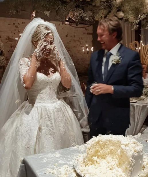 Λένε πως η μέρα του γάμου πρέπει να είναι τέλεια, όμως η δική μου μετατράπηκε σε πλήρη καταστροφή όταν ο άντρας μου αποφάσισε να με ταπεινώσει… για πλάκα. Αυτό που έκανε ο αδερφός μου τότε άφησε όλους τους καλεσμένους άφωνους. Σήμερα ζω μια ευτυχισμένη ζωή — μέρες γεμάτες γέλιο, προπονήσεις ποδοσφαίρου και ιστορίες πριν τον ύπνο. Όμως υπάρχει κάτι που συνέβη πριν από δεκατρία χρόνια και δεν θα ξεχάσω ποτέ: η μέρα που υποτίθεται πως θα ήταν η πιο όμορφη της ζωής μου… ο γάμος μου. Καμιά φορά αναρωτιέμαι πώς θα ήταν η ζωή μου αν τίποτα από αυτά δεν είχε συμβεί. Μετά όμως θυμάμαι όσα ακολούθησαν και νιώθω ευγνωμοσύνη. Αφήστε με να σας γυρίσω πίσω, τότε που ήμουν είκοσι έξι. Εκεί ξεκίνησαν όλα. Γνωριστήκαμε σε μια μικρή καφετέρια στο κέντρο της πόλης, όπου πήγαινα συχνά στο διάλειμμά μου για να γράψω. Εκείνη την περίοδο εργαζόμουν ως βοηθός μάρκετινγκ και αυτά τα λίγα λεπτά μακριά από υπολογιστικά φύλλα και ατελείωτες κλήσεις ήταν η μικρή μου ανάσα. Ο Εντ ερχόταν κάθε μέρα, παραγγέλνοντας πάντα το ίδιο. Αυτό όμως που με τράβηξε ήταν ότι προσπαθούσε κάθε φορά να μαντέψει τη δική μου παραγγελία πριν μιλήσω. «Άσε με να δοκιμάσω…» έλεγε με εκείνο το σίγουρο χαμόγελο. «Τσάι βανίλιας με έξτρα αφρό;» Πάντα έπεφτε έξω, αλλά δεν το έβαζε κάτω. Ώσπου ένα μεσημέρι Τρίτης, το πέτυχε: «Παγωμένος καφές, δύο ζάχαρες και λίγη κρέμα γάλακτος», είπε πλησιάζοντας τον πάγκο. «Πώς το έμαθες;» τον ρώτησα πραγματικά έκπληκτη. «Σε παρακολουθώ εδώ και εβδομάδες», είπε γελώντας. «Θες να στον κεράσω;» Δεν φανταζόμουν ποτέ ότι ένας καφές και η επιμονή ενός σχεδόν αγνώστου θα με οδηγούσαν χρόνια αργότερα… μέχρι τον διάδρομο της εκκλησίας. Με τον καιρό γνωριστήκαμε καλύτερα: γέλια, μάφιν με βατόμουρα, ατέλειωτες κουβέντες για παλιές ταινίες και τη δουλειά του. Κάθε ραντεβού ξεπερνούσε το προηγούμενο. Ο Εντ πρόσεχε τις μικρές λεπτομέρειες: ήξερε ότι αγαπούσα τα ηλιοτρόπια και μου έφερνε πάντα ένα αντί για ακριβά μπουκέτα, οργάνωνε μικρά πικνίκ και ετοίμαζε τα αγαπημένα μου σάντουιτς. Κι όταν είχα δύσκολη μέρα, εμφανιζόταν με παγωτό και εκείνα τα αστεία του που —χωρίς να ξέρω πώς— έκαναν τα πάντα καλύτερα. Δύο χρόνια μαζί του ήταν σαν να ζούσα σε δικό μας μικρό σύμπαν. Όλα είχαν νόημα. Ήξερα πως είχα βρει τον άνθρωπό μου. Ώσπου ήρθε η πρόταση. Περπατούσαμε στην προβλήτα λίγο πριν τη δύση, μιλώντας για ασήμαντα πράγματα, όταν σταμάτησε. Με τον ουρανό βαμμένο ροζ και πορτοκαλί και το νερό να λαμπυρίζει, ο Εντ γονάτισε και έβγαλε ένα δαχτυλίδι που έλαμπε στο φως. «Λίλι…» είπε με φωνή που έτρεμε. «Θα με παντρευτείς;» Είπα ναι χωρίς δεύτερη σκέψη. Η καρδιά μου χτυπούσε τόσο δυνατά που δεν άκουγα σχεδόν τίποτα άλλο. Ήξερα ότι αυτό ήταν το μέλλον μου. Λίγες εβδομάδες μετά, ήρθε η μεγάλη στιγμή: να τον συστήσω στην οικογένειά μου — στη μητέρα μου και στον αδερφό μου, τον Ράιαν. Για μένα, αυτή ήταν η πραγματική δοκιμή. Ο Ράιαν δεν ήταν απλώς αδερφός· ήταν προστάτης. Με τον πατέρα μας συχνά απών, είχε πάρει έναν ρόλο που κανένα δωδεκάχρονο δεν θα έπρεπε. Πάντα παρατηρούσε προσεκτικά τους άντρες που με πλησίαζαν. Η έγκρισή του ήταν δύσκολη. Εκείνο το βράδυ, στο δείπνο, ο Ράιαν κοίταζε τον Εντ σαν να προσπαθούσε να λύσει γρίφο. Ο Εντ όμως ήταν ευγενικός, χαμογελαστός, άκουγε ιστορίες και γελούσε με τα αστεία του θείου μας. Όταν έφτασε το γλυκό, ο Ράιαν μου έριξε ένα μισό χαμόγελο. Πήρα το μήνυμα: τον εγκρίνει. Οι μήνες πέρασαν γρήγορα με προετοιμασίες, επιλογές, σχέδια. Τα πάντα έπρεπε να είναι τέλεια: καλεσμένοι, χώρος, λουλούδια, διακόσμηση. Και τελικά… έφτασε η μέρα. Η μητέρα μου έκλαιγε από συγκίνηση, ο Ράιαν ήταν κομψός και διακριτικά προστατευτικός, και ο Εντ έλαμπε από ευτυχία. Η τελετή ήταν ό,τι είχα ονειρευτεί. Κάτω από την αψίδα με τα λευκά τριαντάφυλλα και με το φως να περνά από τα βιτρό, είπαμε το «Ναι». Κι όταν ο ιερέας είπε «Μπορείς να φιλήσεις τη νύφη», ο Εντ σήκωσε το πέπλο μου και με φίλησε σαν να ήμασταν μόνοι μας στον κόσμο. Όλα έμοιαζαν τέλεια… μέχρι την τούρτα. Με ένα σκανταλιάρικο χαμόγελο, ο Εντ άρπαξε μια χούφτα τούρτας και κόλλησε το πρόσωπό μου μέσα. Το πλήθος άφησε έναν πνιχτό ήχο, η μητέρα μου πάγωσε, κάποιοι γέλασαν αμήχανα. Το μακιγιάζ, το πέπλο, τα μαλλιά, το φόρεμά μου — όλα καλυμμένα με γλάσο. Κι εκείνος γελούσε. Ένιωσα να καίγομαι από ντροπή. Ο Ράιαν σηκώθηκε αμέσως. Πλησίασε τον Εντ και τον έσπρωξε με δύναμη πάνω στην τούρτα, καλύπτοντάς τον με κρέμα και ψίχουλα. «Αυτό είναι απαράδεκτο», είπε δυνατά. «Ταπείνωσες τη γυναίκα σου μπροστά στην οικογένειά της στη σημαντικότερη μέρα της ζωής της». Ύστερα γύρισε σε μένα. «Λίλι… σκέψου καλά αν θέλεις να περάσεις τη ζωή σου με κάποιον που δεν σε σέβεται ούτε εσένα ούτε την οικογένειά σου.» Με πήγε στο μπάνιο, με βοήθησε να καθαριστώ και στεκόταν μπροστά στην πόρτα σαν φρουρός. Τότε κατάλαβα πόσο τυχερή ήμουν που είχα έναν τέτοιο αδερφό. Για εβδομάδες μετά, ο Ράιαν κοίταζε τον Εντ προειδοποιητικά κάθε φορά που βρισκόμασταν όλοι μαζί. Δεν το ξέχασε ποτέ. Σήμερα, δεκατρία χρόνια μετά, ζω ευτυχισμένη με τον Εντ. Έχουμε δύο υπέροχα παιδιά — και εκείνος ξέρει πλέον πως θα υπάρχει πάντα κάποιος που θα με προσέχει. Μοιράζομαι αυτή την ιστορία γιατί σήμερα είναι τα γενέθλια του Ράιαν. Μερικοί ήρωες δεν φορούν κάπες.