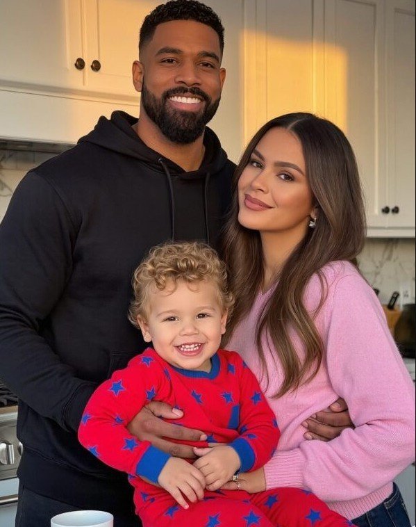 Ο Κάλεμπ κι εγώ μοιραστήκαμε δεκαπέντε χρόνια της ζωής μας. Τον γνώρισα στο πανεπιστήμιο, σε ένα τυχαίο πάρτι, και από την πρώτη στιγμή ένιωσα πως αυτός ήταν ο άντρας με τον οποίο θα έκτιζα το μέλλον μου. Κι έτσι έγινε. Φτιάξαμε οικογένεια και, την ημέρα που γεννήθηκε ο Λούκας, ο Κάλεμπ έκλαψε από χαρά όπως δεν τον είχα ξαναδεί ποτέ. Από το πρώτο κιόλας δευτερόλεπτο έγινε ένας αφοσιωμένος, υποδειγματικός πατέρας. Αλλά η μητέρα του, η Έλεν, δεν σταματούσε να επιμένει πως ο Λούκας δεν του έμοιαζε καθόλου: τα ξανθά μαλλιά του, τα γαλάζια μάτια του… τίποτα δεν ταίριαζε με τα χαρακτηριστικά του Κάλεμπ. Επέμενε τόσο έντονα, που στο τέλος απαίτησε τεστ DNA. Ο Κάλεμπ αρνήθηκε, βέβαιος για την πίστη μου. Εκείνη όμως δεν είχε σκοπό να τα παρατήσει. Δύο εβδομάδες αργότερα, βρήκα τον Κάλεμπ να κλαίει και να τρέμει, κρατώντας ένα τσαλακωμένο χαρτί. Η Έλεν είχε στείλει κρυφά δείγματα και το αποτέλεσμα ήταν εφιαλτικό: «αποκλείστηκε η πατρότητα». Συντετριμμένος, έφυγε από το σπίτι χωρίς να κοιτάξει πίσω. Ήξερα ότι κάτι τέτοιο ήταν αδύνατο… αλλά πώς μπορούσα να το αποδείξω; Εκείνο το βράδυ ο Λούκας με ρώτησε πότε θα γυρνούσε ο πατέρας του. Έμεινα άφωνη. Την επόμενη μέρα αποφάσισα να κάνω εγώ ένα τεστ, με δικά μου δείγματα. Μια εβδομάδα αργότερα βγήκαν τα αποτελέσματα. Πιθανότητα μητρότητας: 0%. Ένιωσα σαν να χανόταν το έδαφος κάτω από τα πόδια μου. Ήταν παράλογο. Αδύνατο. Είχα κουβαλήσει τον Λούκας εννέα μήνες, είχα αντέξει τον δύσκολο τοκετό. Πώς γίνεται να λένε ότι δεν ήμουν η μητέρα του; Με τρεμάμενα χέρια εκτύπωσα την αναφορά και έτρεξα στο σπίτι της Έλεν. Ο Κάλεμπ άνοιξε την πόρτα, χλωμός. «Κλαιρ… σε προειδοποίησα.» «Κοίτα αυτό!» του φώναξα, υψώνοντας το χαρτί. «Αυτό λέει ότι ο Λούκας δεν είναι ούτε καν δικός μου!» Το πρόσωπό του πάγωσε. Η οργή του μετατράπηκε σε φόβο. «Καταλαβαίνεις τι σημαίνει αυτό;» ρώτησε. «Ότι αυτό το εργαστήριο έκανε ένα ασυγχώρητο λάθος», απάντησα. Κούνησε αργά το κεφάλι του. «Έκανα κι άλλο τεστ, σε διαφορετικό εργαστήριο. Το αποτέλεσμα είναι το ίδιο.» Τα λόγια του με πάγωσαν ως το κόκκαλο. «Δηλαδή… ο Λούκας δεν είναι βιολογικά δικός μας;» Η αλήθεια με χτύπησε σαν σφυρί. Η μόνη εξήγηση ήταν ότι είχε γίνει λάθος στο νοσοκομείο. Πήγαμε αμέσως εκεί. Ύστερα από ώρα αναμονής, εμφανίστηκε ο διευθυντής με σοβαρό ύφος. «Υπήρχε μόνο μία ακόμη γυναίκα που γεννούσε την ίδια στιγμή με εσάς, επίσης ένα αγόρι. Πιστεύω πως ο βιολογικός σας γιος βρίσκεται με εκείνη την οικογένεια.» Ο Κάλεμπ πετάχτηκε όρθιος. «Μου λέτε ότι μπέρδεψαν τα μωρά μας;» Ο γιατρός χαμήλωσε το βλέμμα, ντροπιασμένος. «Λυπάμαι πολύ. Μπορείτε να κινηθείτε νομικά.» Μα το να μιλάμε για αποζημιώσεις ήταν γελοίο. Πώς αντικαθιστάς τέσσερα χρόνια αγάπης για ένα παιδί που το βλέπεις σαν δική σου σάρκα; Μας έδωσαν τα στοιχεία της άλλης οικογένειας: Ρέιτσελ και Τόμας. Ο γιος τους: Έβαν. Ο δικός μας γιος. Εκείνο το βράδυ ο Λούκας κοιμήθηκε ανάμεσά μας. Τον κρατούσα σφιχτά, εισπνέοντας το άρωμά του, νιώθοντας την ήρεμη ανάσα του. «Είναι ακόμα δικός μας… έτσι;» ψιθύρισα. «Πάντα», μου απάντησε ο Κάλεμπ. «Κανείς δεν θα μας τον πάρει.» Την επόμενη μέρα συναντηθήκαμε με τη Ρέιτσελ και τον Τόμας. Ο Έβαν ήταν μαζί τους. Μόλις τον είδα, κατάλαβα: ήταν ο Κάλεμπ σε μικρογραφία. Τα ίδια σκούρα μάτια, τα ίδια χαρακτηριστικά. Ο Λούκας και ο Έβαν, όμως, άρχισαν να παίζουν σαν να ήταν αδέρφια από πάντα. Με δάκρυα στα μάτια της, η Ρέιτσελ ομολόγησε: «Είχαμε πάντα αμφιβολίες… αλλά δεν θέλαμε να τις παραδεχτούμε. Όταν μας τηλεφώνησαν, κάναμε το τεστ. Και τότε όλα ξεκαθάρισαν.» Κοιταχτήκαμε όλοι, ενωμένοι από τον ίδιο πόνο. «Δεν θέλουμε να χάσουμε τον Λούκας», είπα κομμένη από τη συγκίνηση. «Κι εμείς δεν θέλουμε να σας χωρίσουμε από τον Έβαν», είπε ο Τόμας. «Μα τα παιδιά πρέπει κάποτε να μάθουν την αλήθεια. Θα καταλάβουν πως είχαν δύο οικογένειες που τα αγαπούσαν.» Κοίταξα τα δύο αγόρια να γελούν μαζί. Και, παρά το χάος μέσα μου, ένιωσα μια παράξενη γαλήνη. Γιατί είχαν δίκιο: η αγάπη δεν ορίζεται από το αίμα. Ο Λούκας ήταν ακόμη γιος μου. Και ο Έβαν, με έναν παράξενο αλλά αδιαμφισβήτητο τρόπο, ήταν ήδη κομμάτι της οικογένειάς μας. Δεν μπορούσαμε να αλλάξουμε το παρελθόν. Αλλά ίσως μπορούσαμε να τους χαρίσουμε ένα μέλλον χτισμένο πάνω στην αλήθεια, την αγάπη και την ελπίδα.